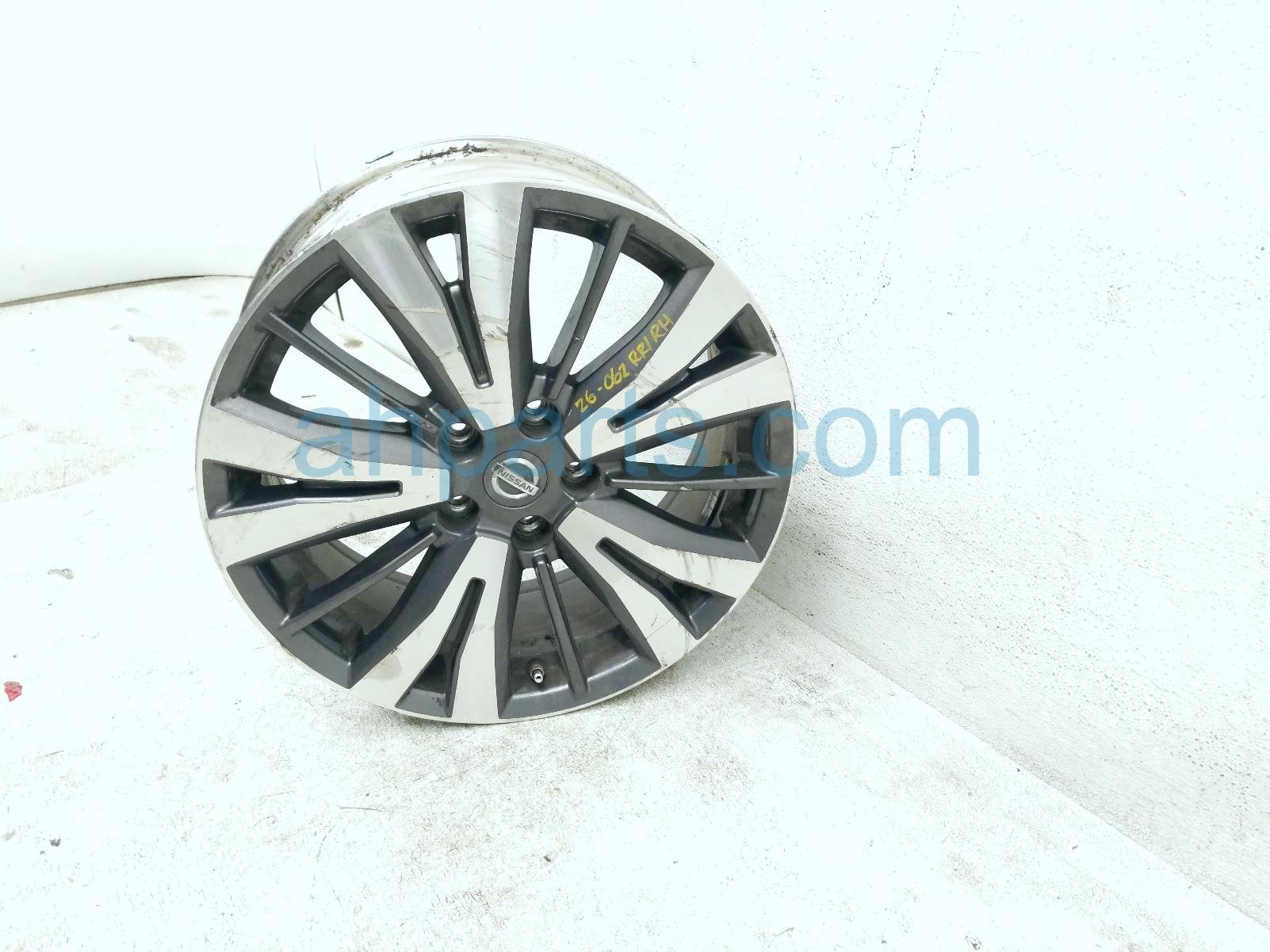 Nissan RR/RH WHEEL / RIM - SCRATCHES