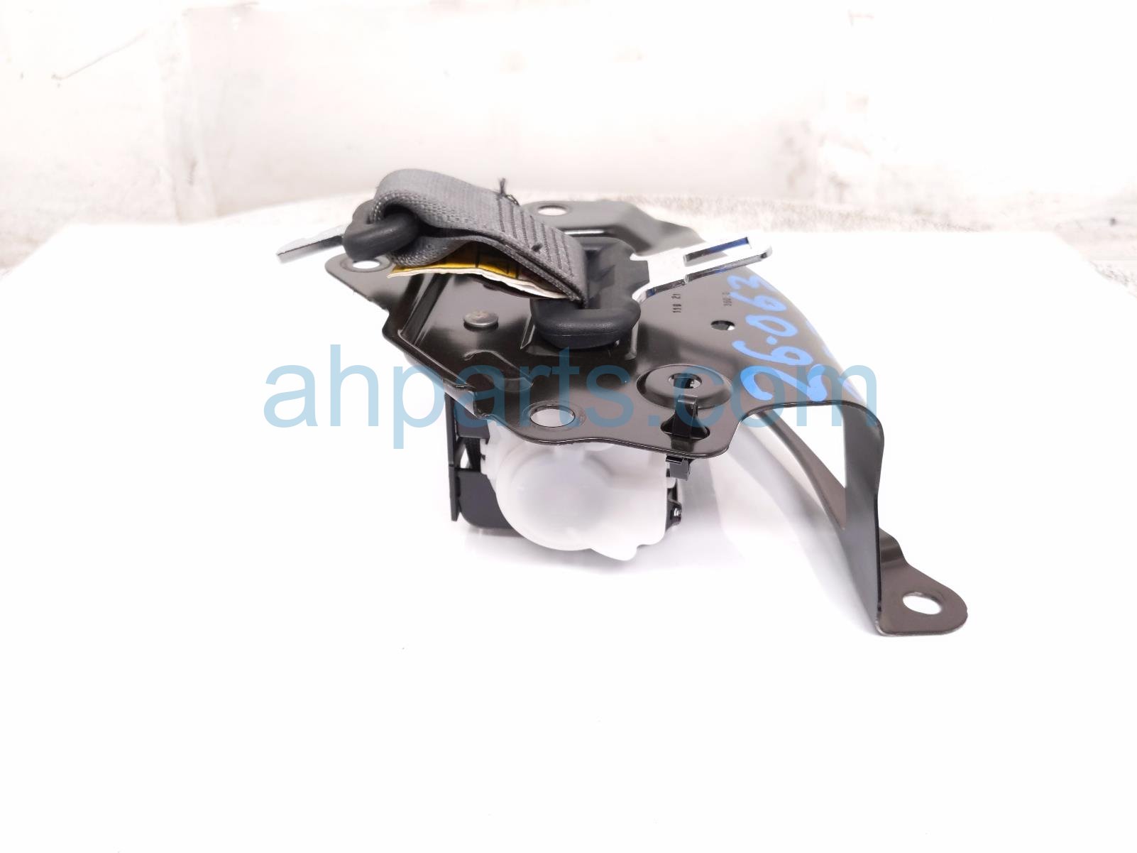 Toyota 3RD ROW MID SEAT BELT - GREY