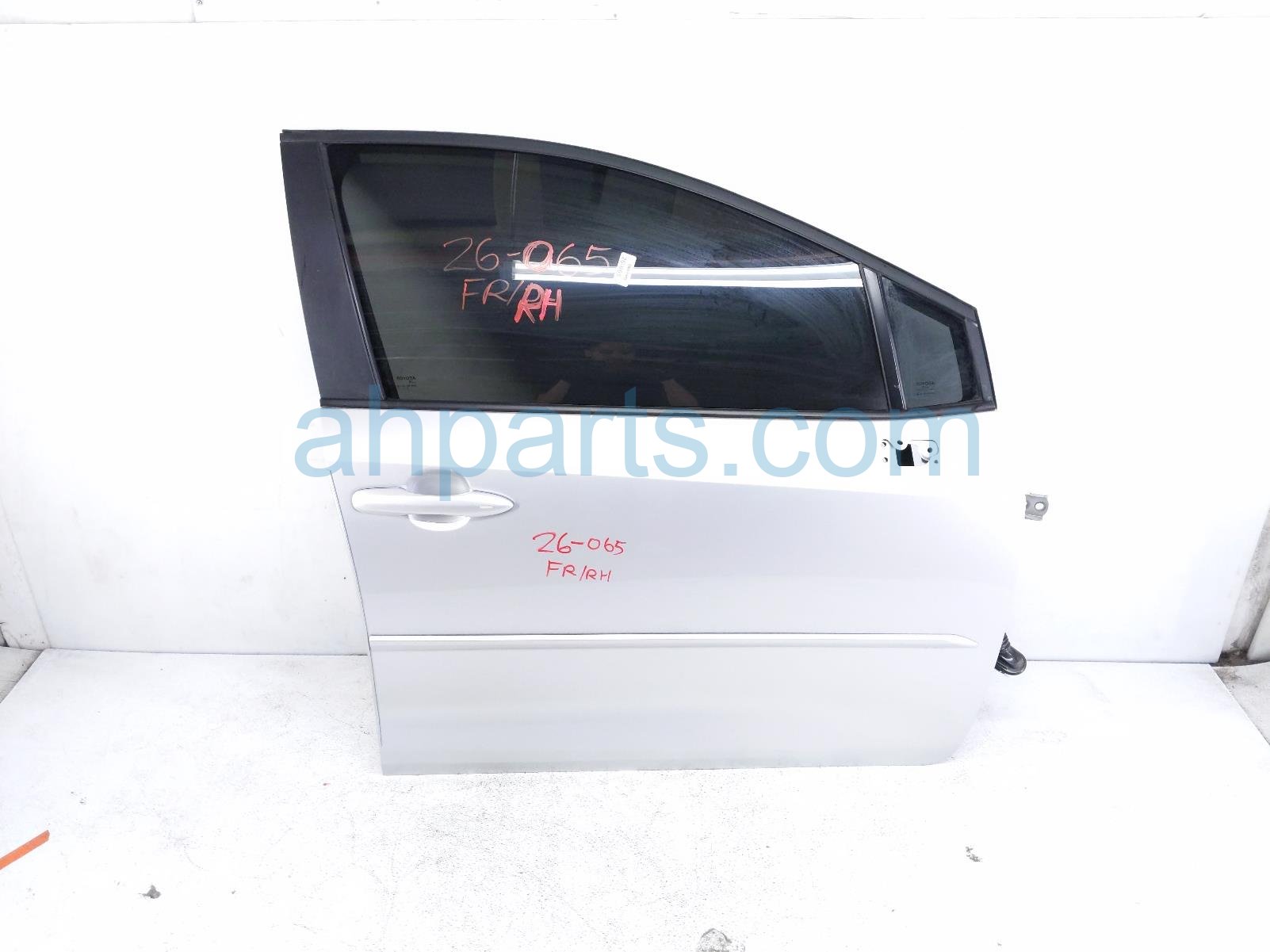 Toyota FR/RH DOOR - SILVER - NO MIRROR/TRIM