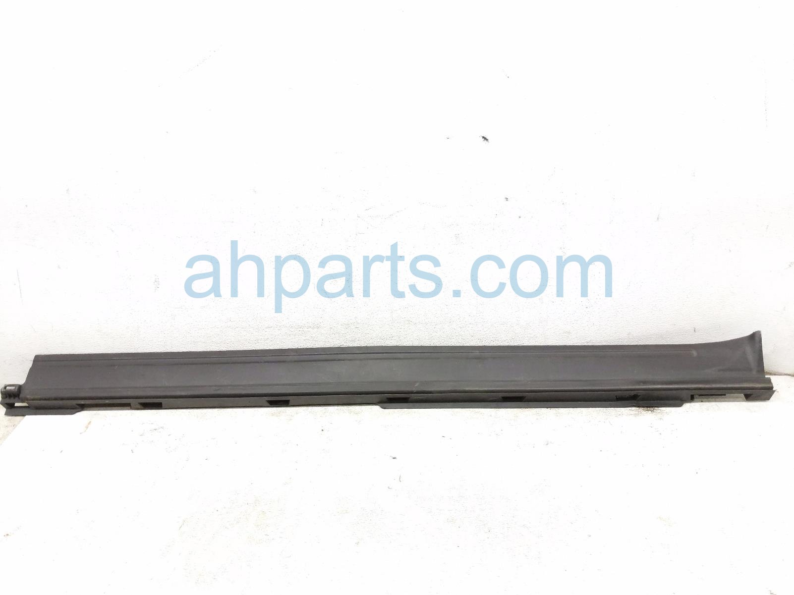 $75 Ford LH SIDE SKIRT / MOLDING - WHITE