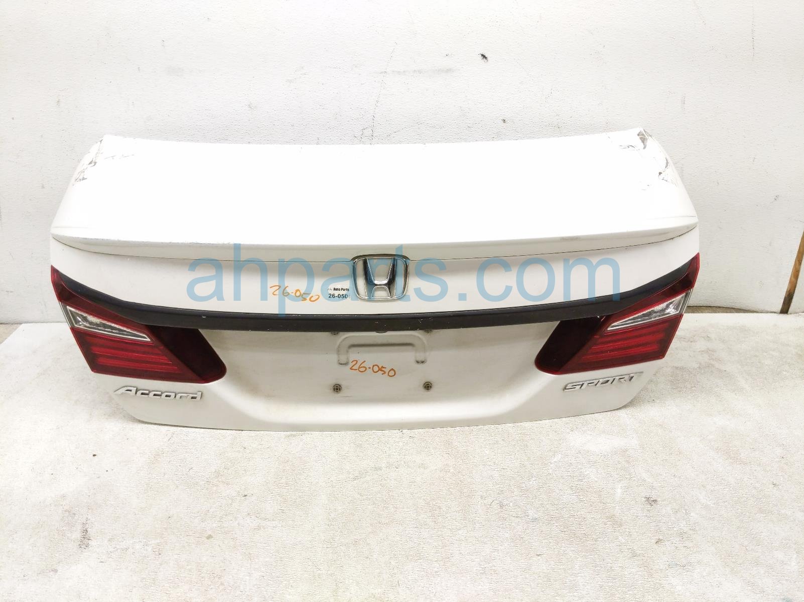 $499 Honda TRUNK / DECKLID W/SPOILER - WHITE