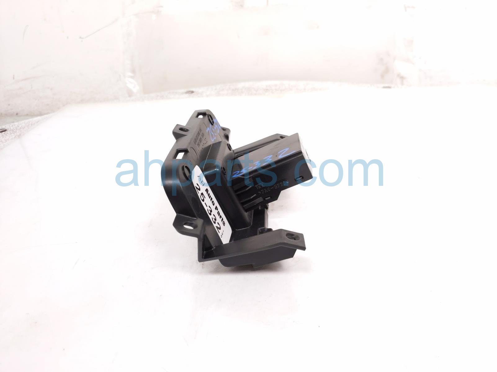 2018 Honda CR V Rear Console Usb Charging Port 39090 TLA A01 Replacement 2018 Honda CR V Rear Console Usb Charging Port 39090 TLA A01 Replacement thumbnail