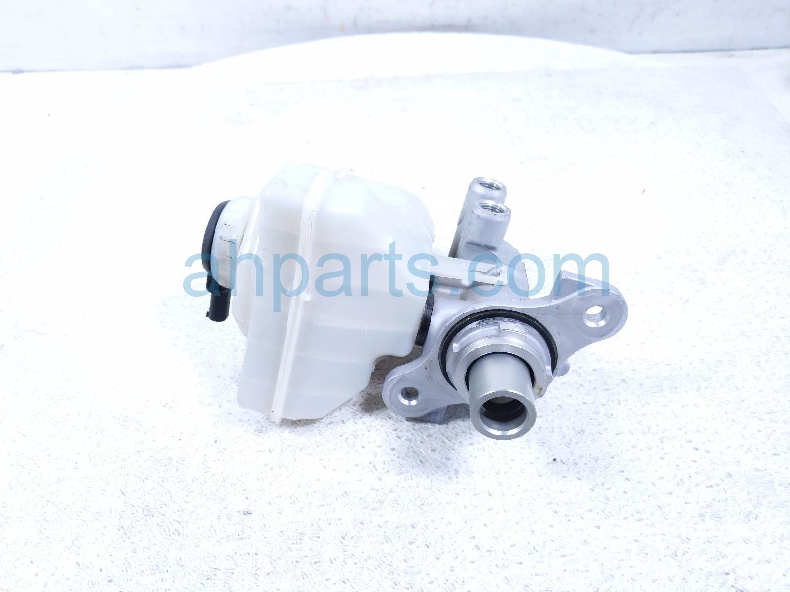 2020 Land Rover Range Rover Sport Brake Master Cylinder W/reservoir LR099178 Replacement 2020 Land Rover Range Rover Sport Brake Master Cylinder W/reservoir LR099178 Replacement thumbnail