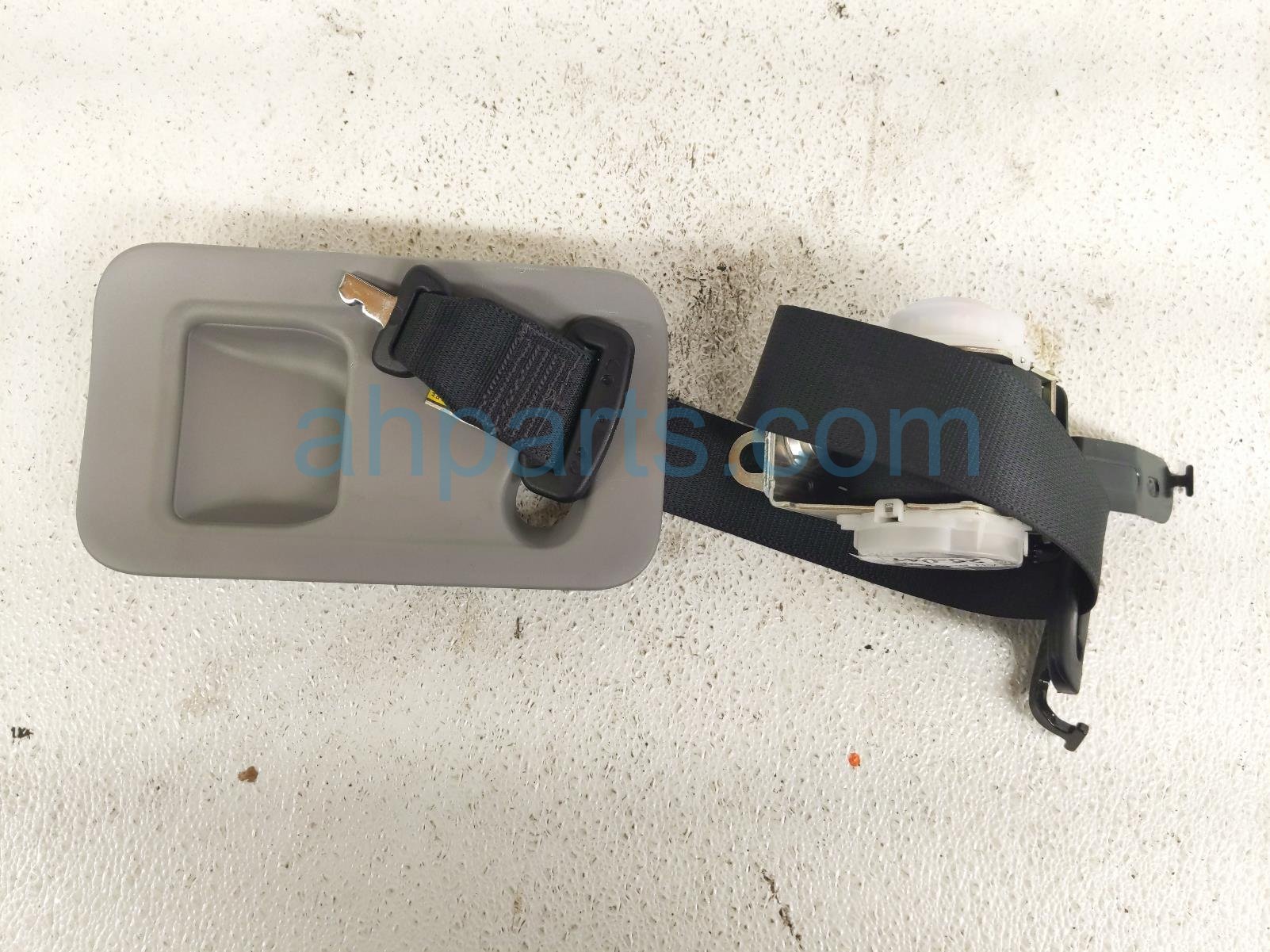 Toyota 3RD ROW MID BELT RETRACTOR - BLACK