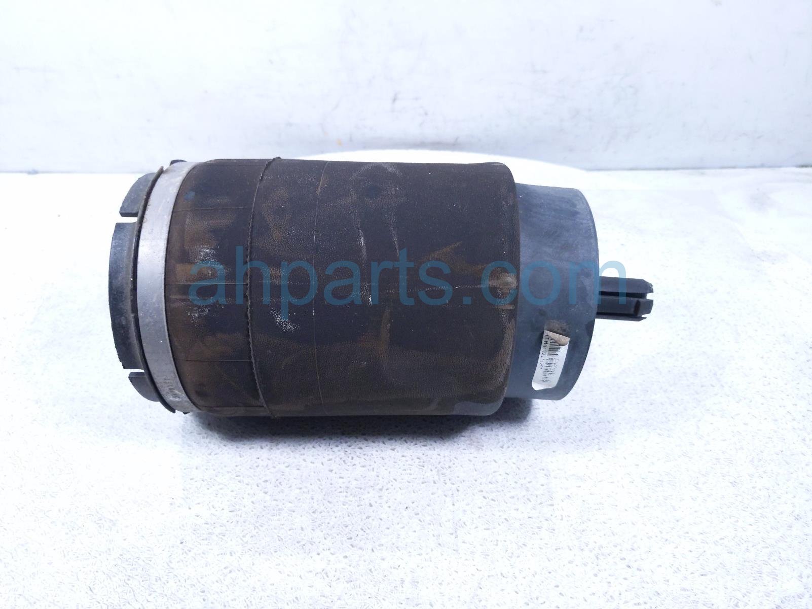2020 Land Rover Range Rover Sport Strut / Spring / Shock Absorber Rear Driver Air Suspension Air Bag LR052171 Replacement 2020 Land Rover Range Rover Sport Strut / Spring / Shock Absorber Rear Driver Air Suspension Air Bag LR052171 Replacement thumbnail