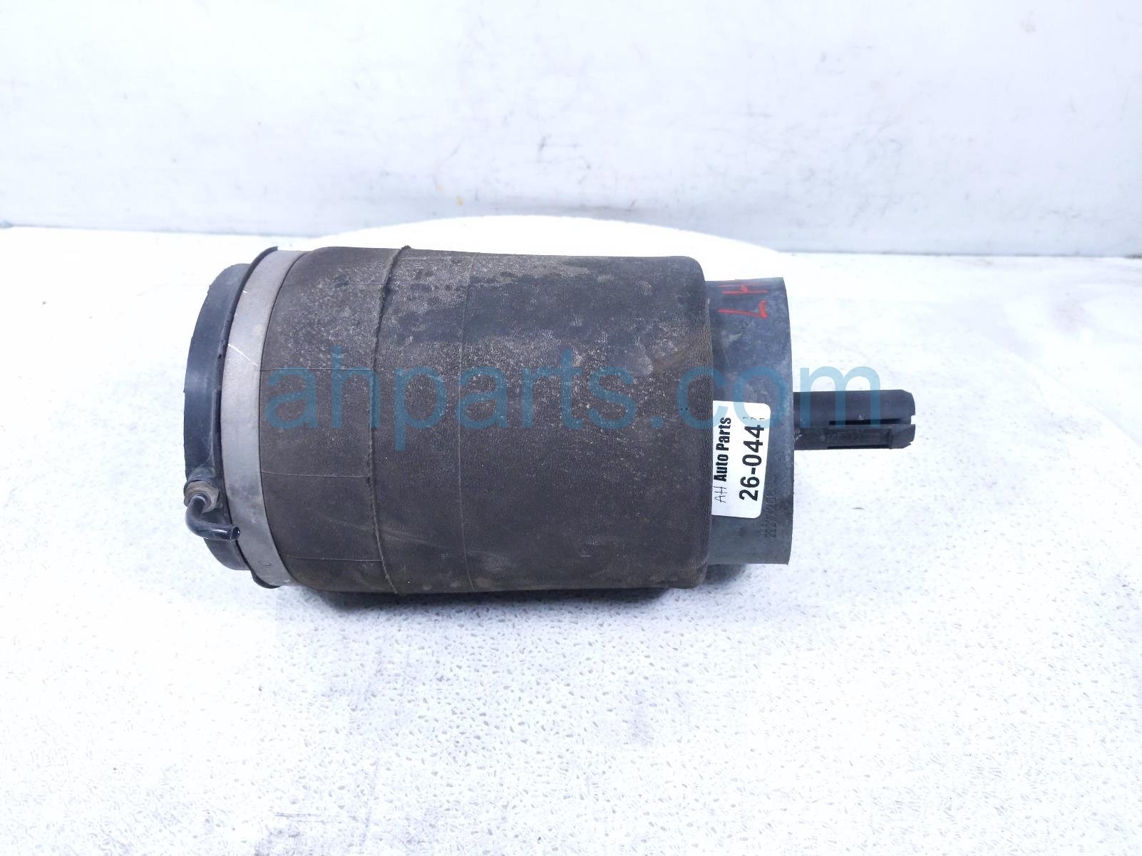 2020 Land Rover Range Rover Sport Strut / Spring / Shock Absorber Rear Driver Air Suspension Air Bag LR052171 Replacement 2020 Land Rover Range Rover Sport Strut / Spring / Shock Absorber Rear Driver Air Suspension Air Bag LR052171 Replacement thumbnail