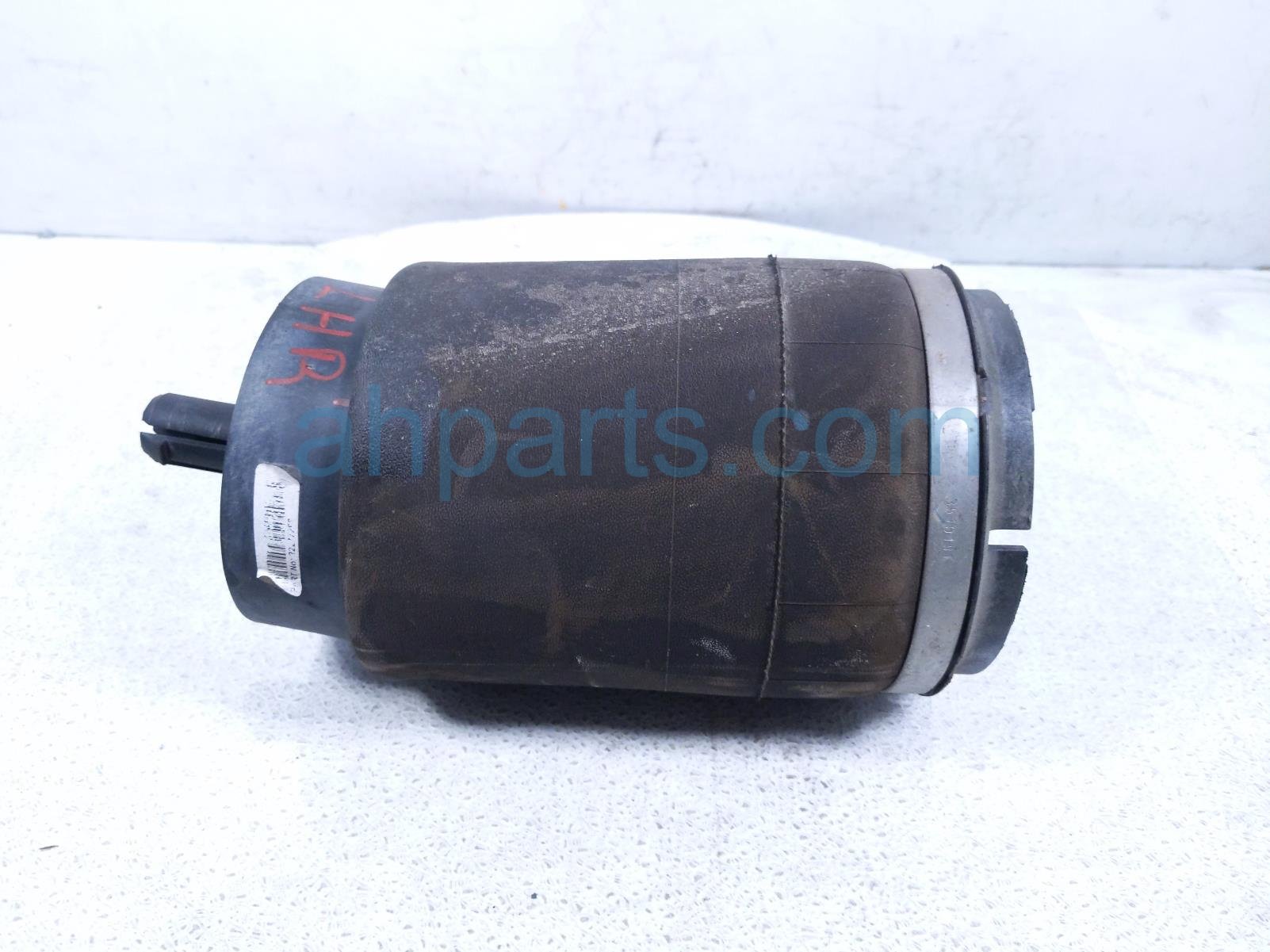 2020 Land Rover Range Rover Sport Strut / Spring / Shock Absorber Rear Driver Air Suspension Air Bag LR052171 Replacement 2020 Land Rover Range Rover Sport Strut / Spring / Shock Absorber Rear Driver Air Suspension Air Bag LR052171 Replacement thumbnail