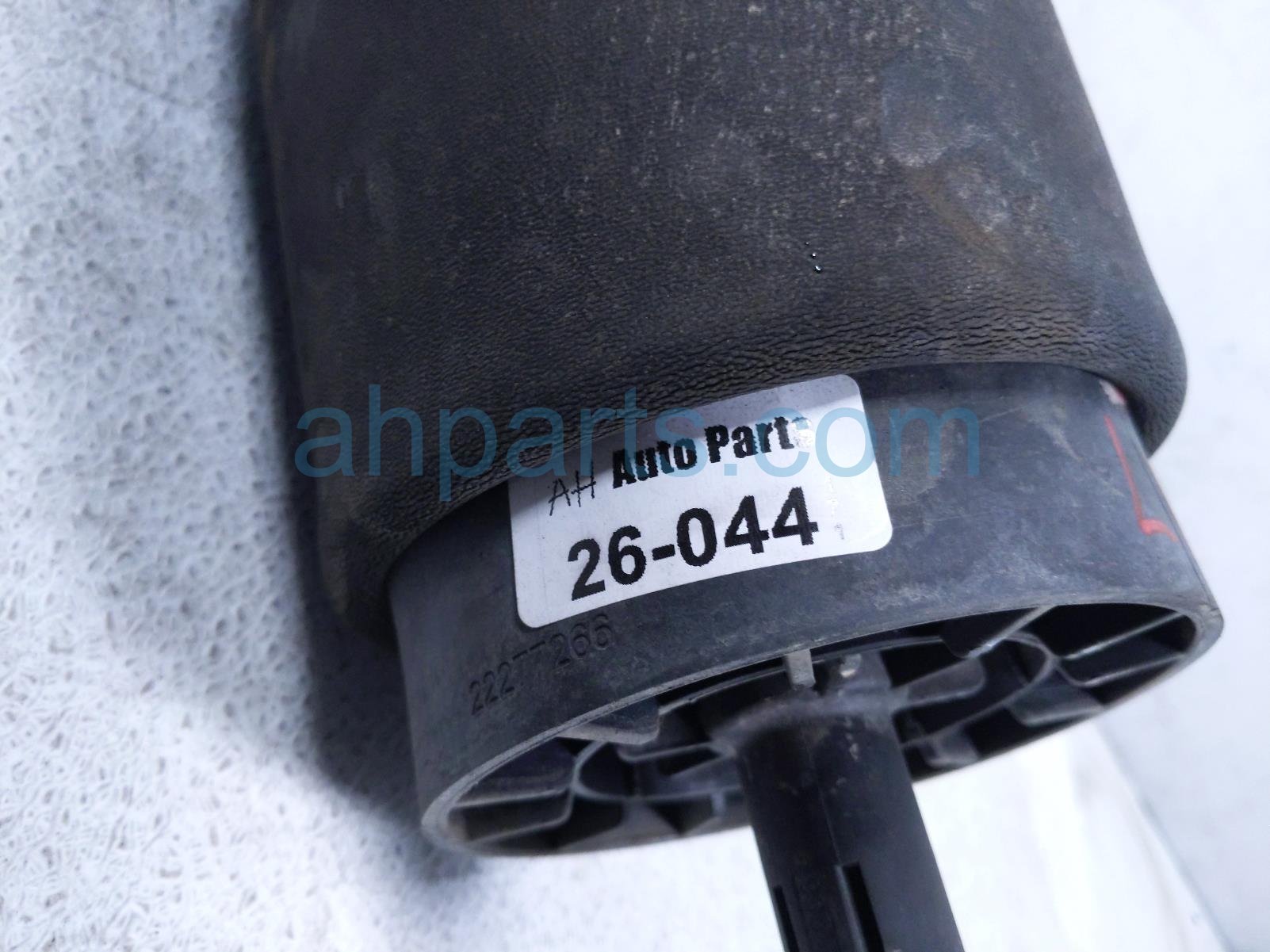 2020 Land Rover Range Rover Sport Strut / Spring / Shock Absorber Rear Driver Air Suspension Air Bag LR052171 Replacement 2020 Land Rover Range Rover Sport Strut / Spring / Shock Absorber Rear Driver Air Suspension Air Bag LR052171 Replacement thumbnail