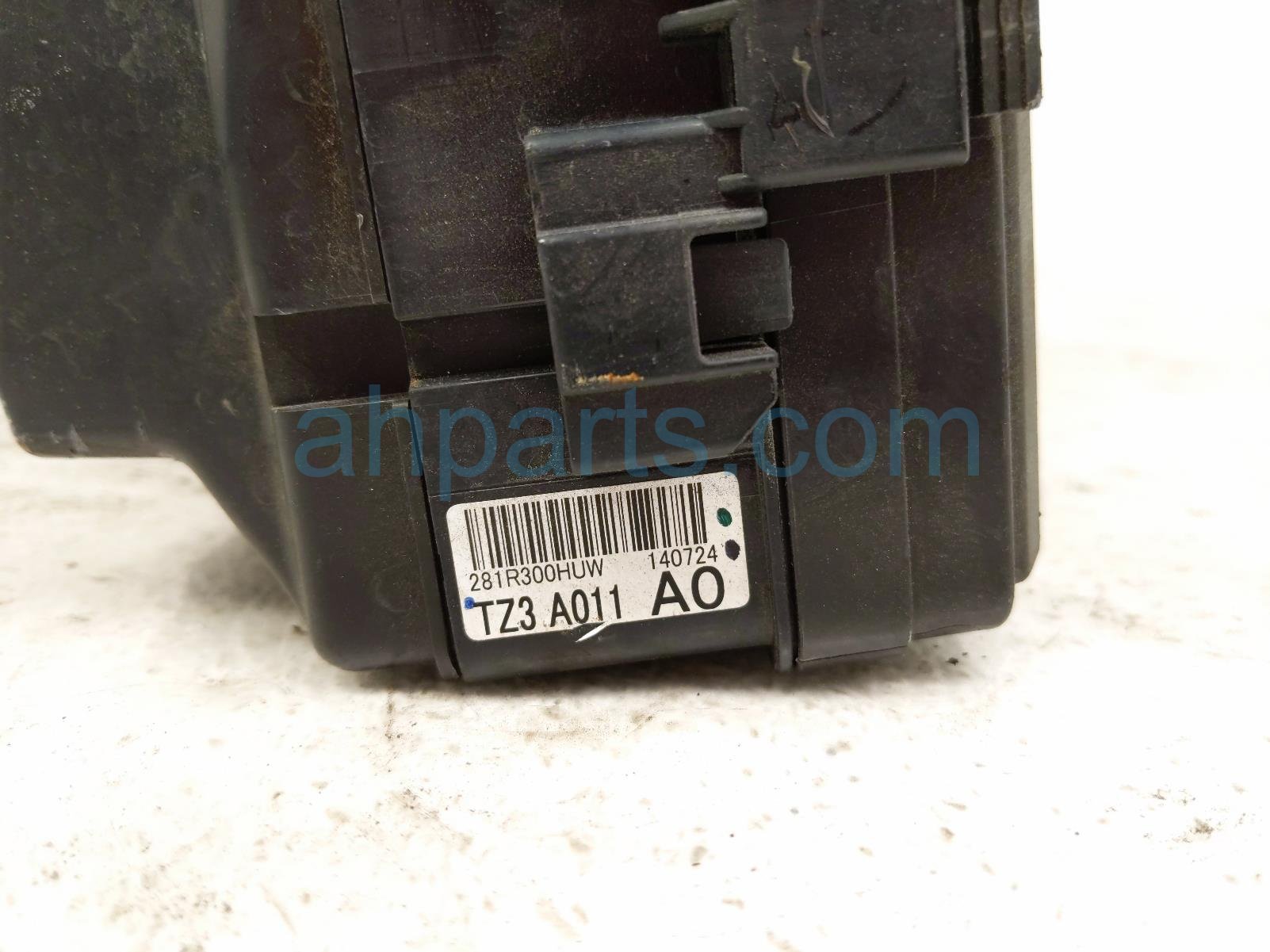 2015 Acura TLX Engine Room Fuse Relay Box 3.5l 32200 TZ3 A23 Replacement 2015 Acura TLX Engine Room Fuse Relay Box 3.5l 32200 TZ3 A23 Replacement thumbnail