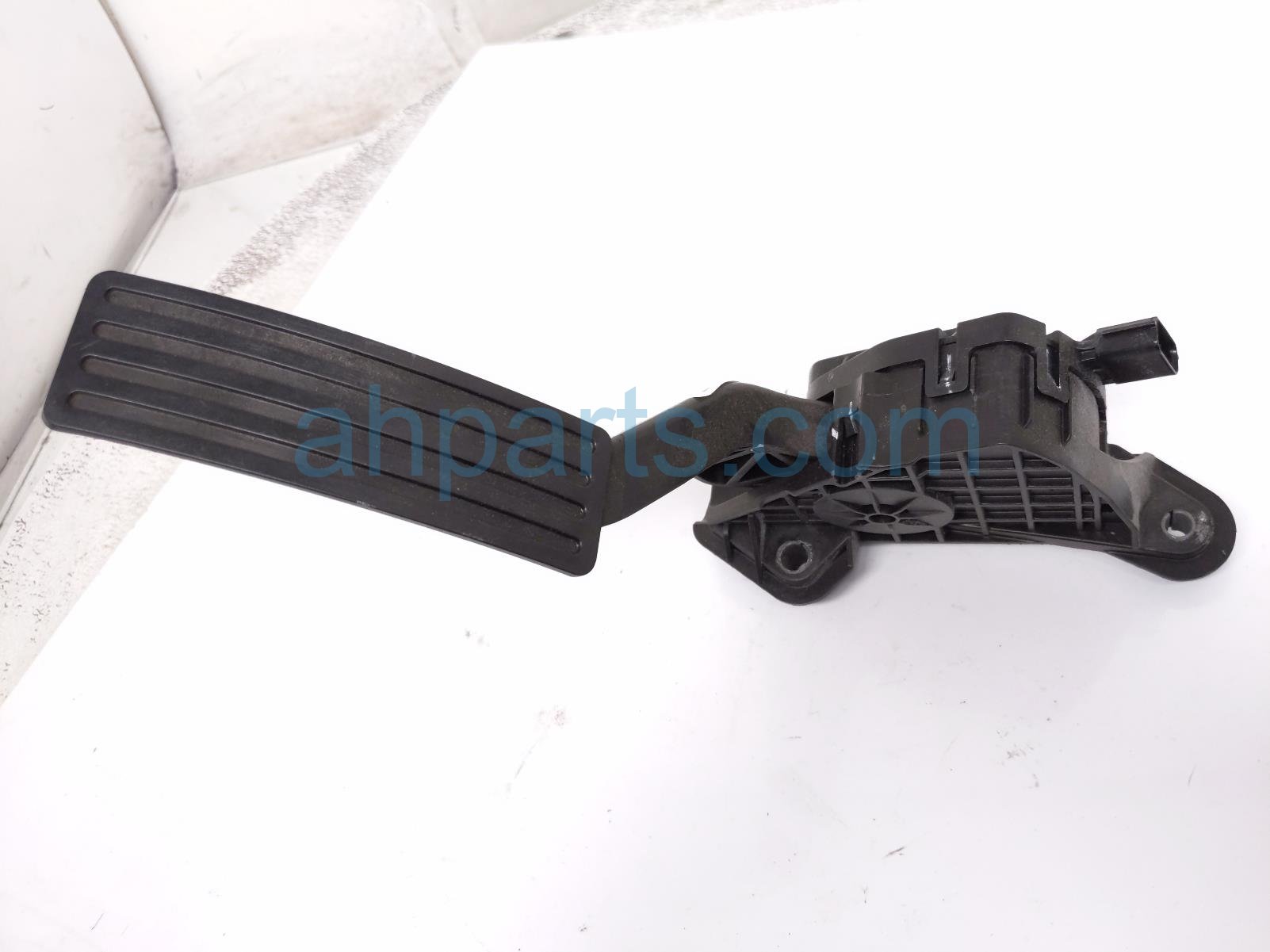 Ford GAS / ACCEL PEDAL W/SENSOR FL