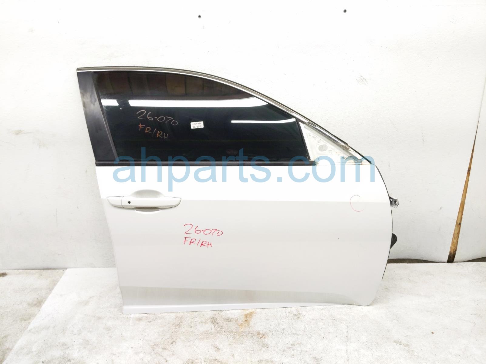 $725 Honda FR/RH DOOR - WHITE - NO MIRROR/TRIM