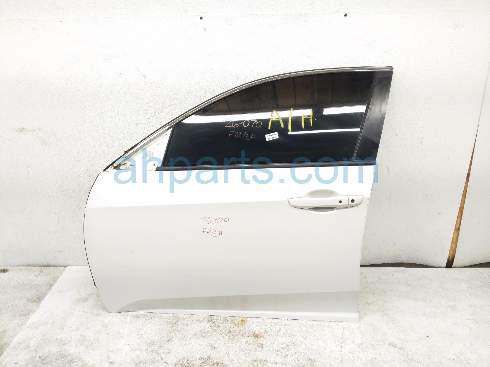 $795 Honda FR/LH DOOR - WHITE - NO MIRROR/TRIM