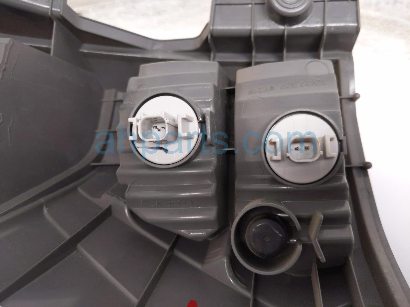 2016 Honda CR V Light / Rear Lower Passenger Tail Lamp (on Body) 33500 T1W A01 Replacement 2016 Honda CR V Light / Rear Lower Passenger Tail Lamp (on Body) 33500 T1W A01 Replacement thumbnail