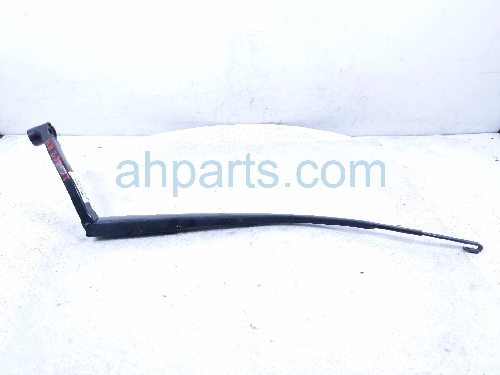 Nissan RH WINDSHIELD WIPER ARM