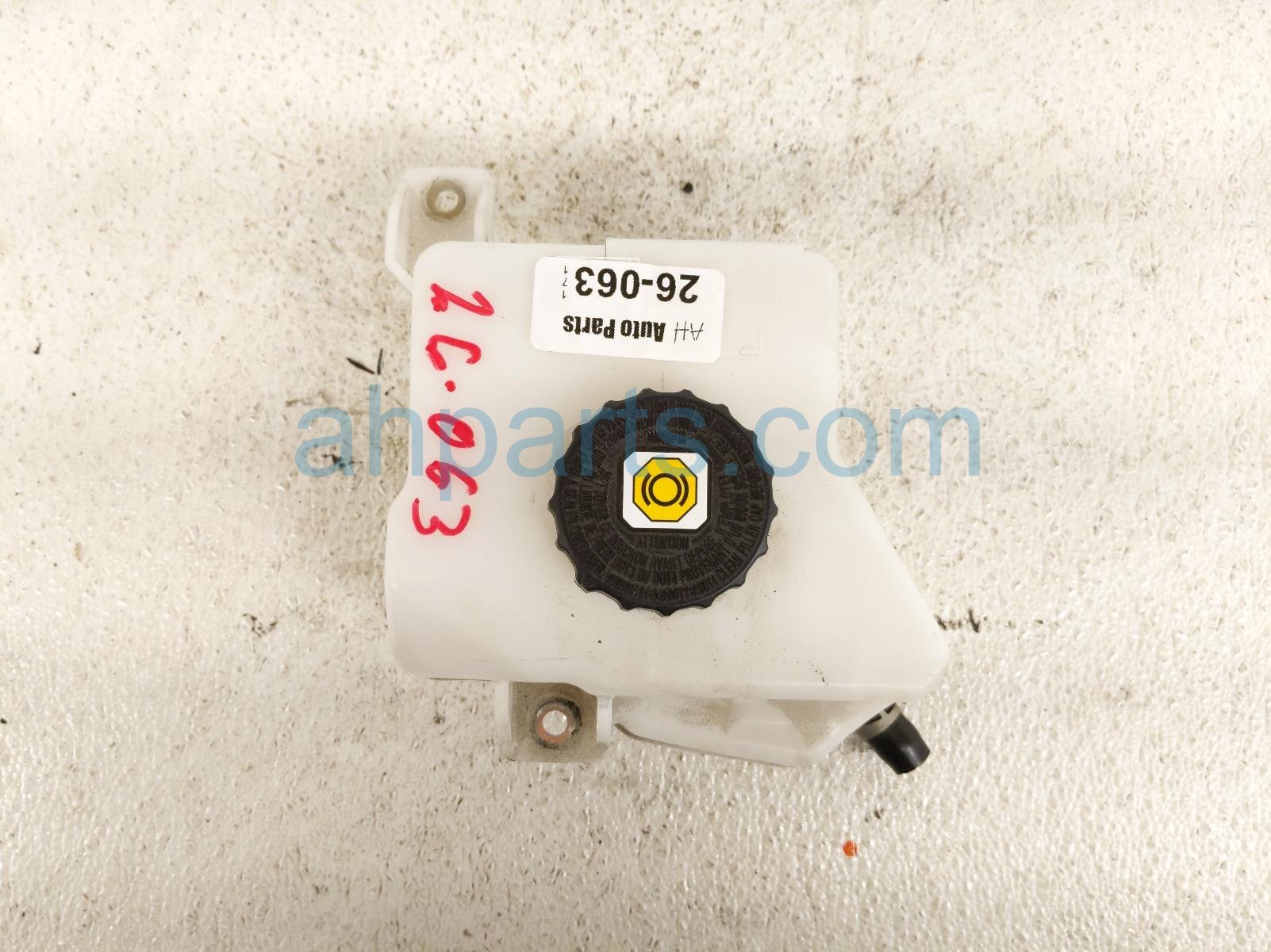 Toyota BRAKE MASTER CYLINDER RESERVOIR TANK