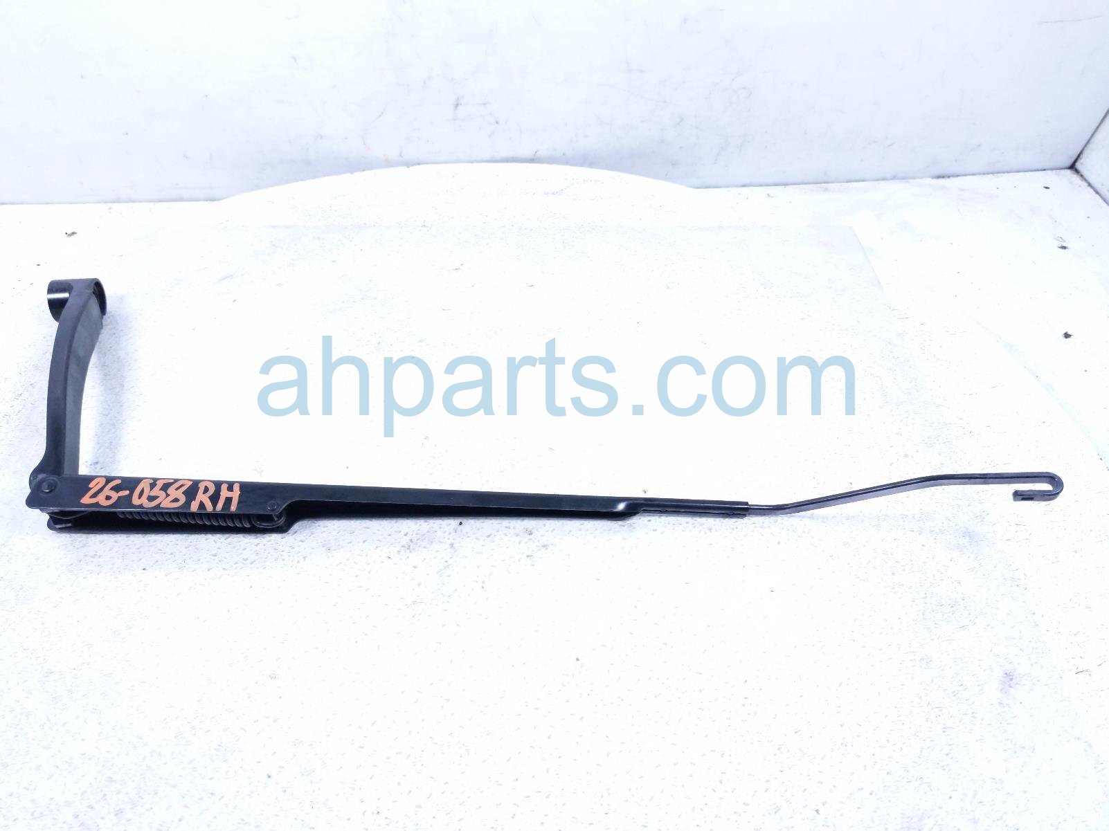 Nissan RH WINDSHIELD WIPER ARM