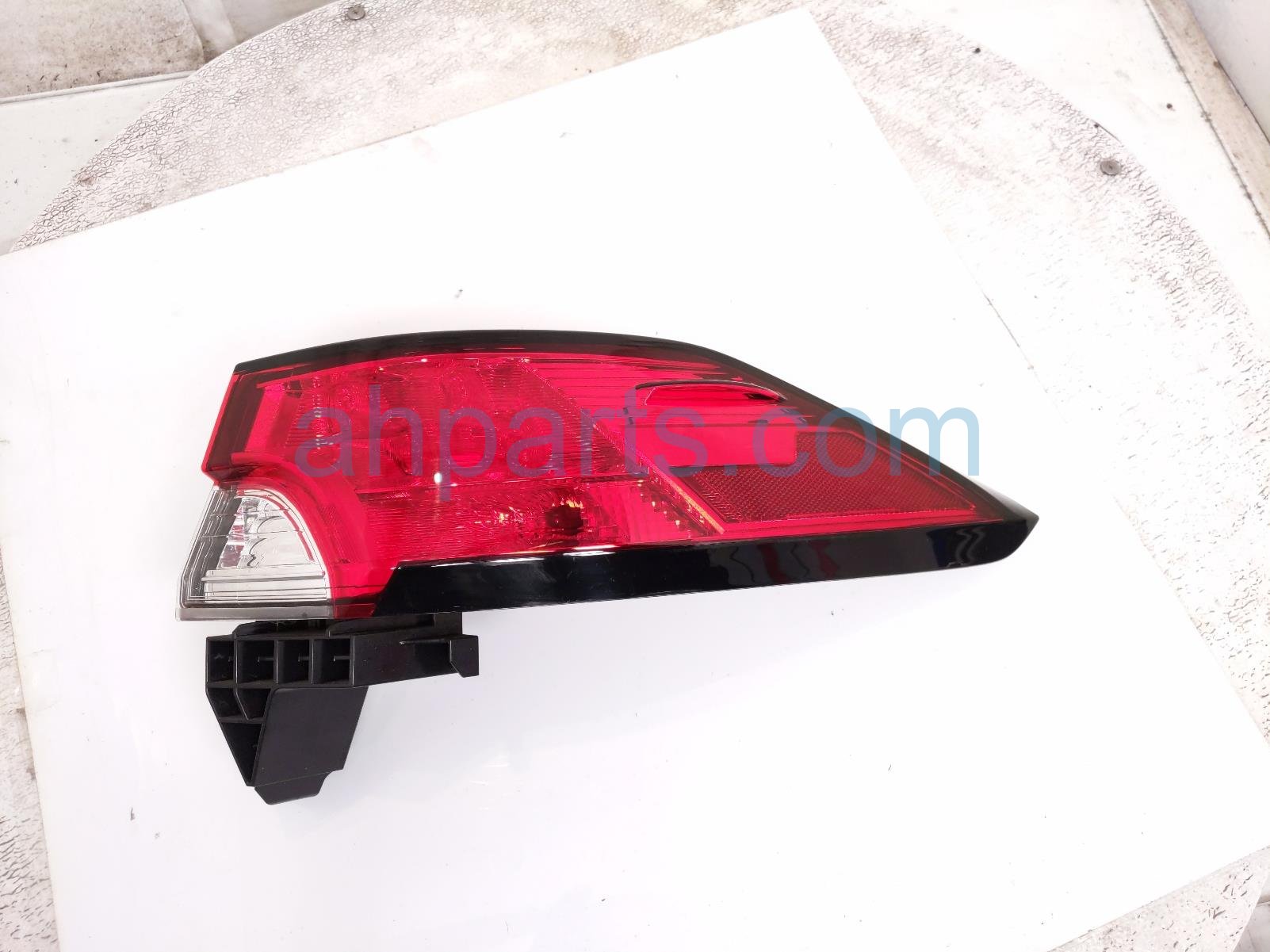 Toyota RH TAIL LAMP (ON BODY)