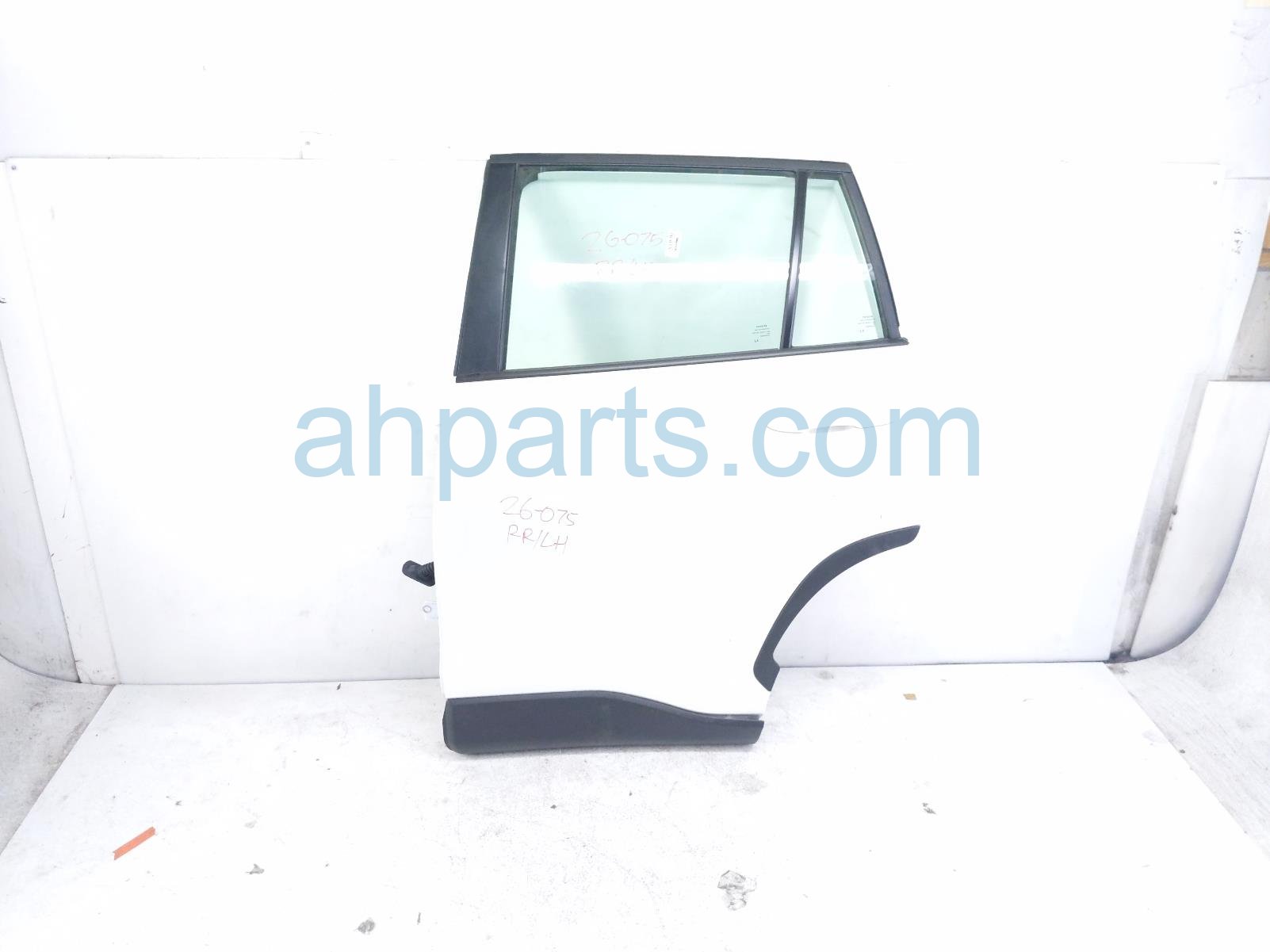 Toyota RR/LH DOOR - WHITE - NO INSIDE TRIM