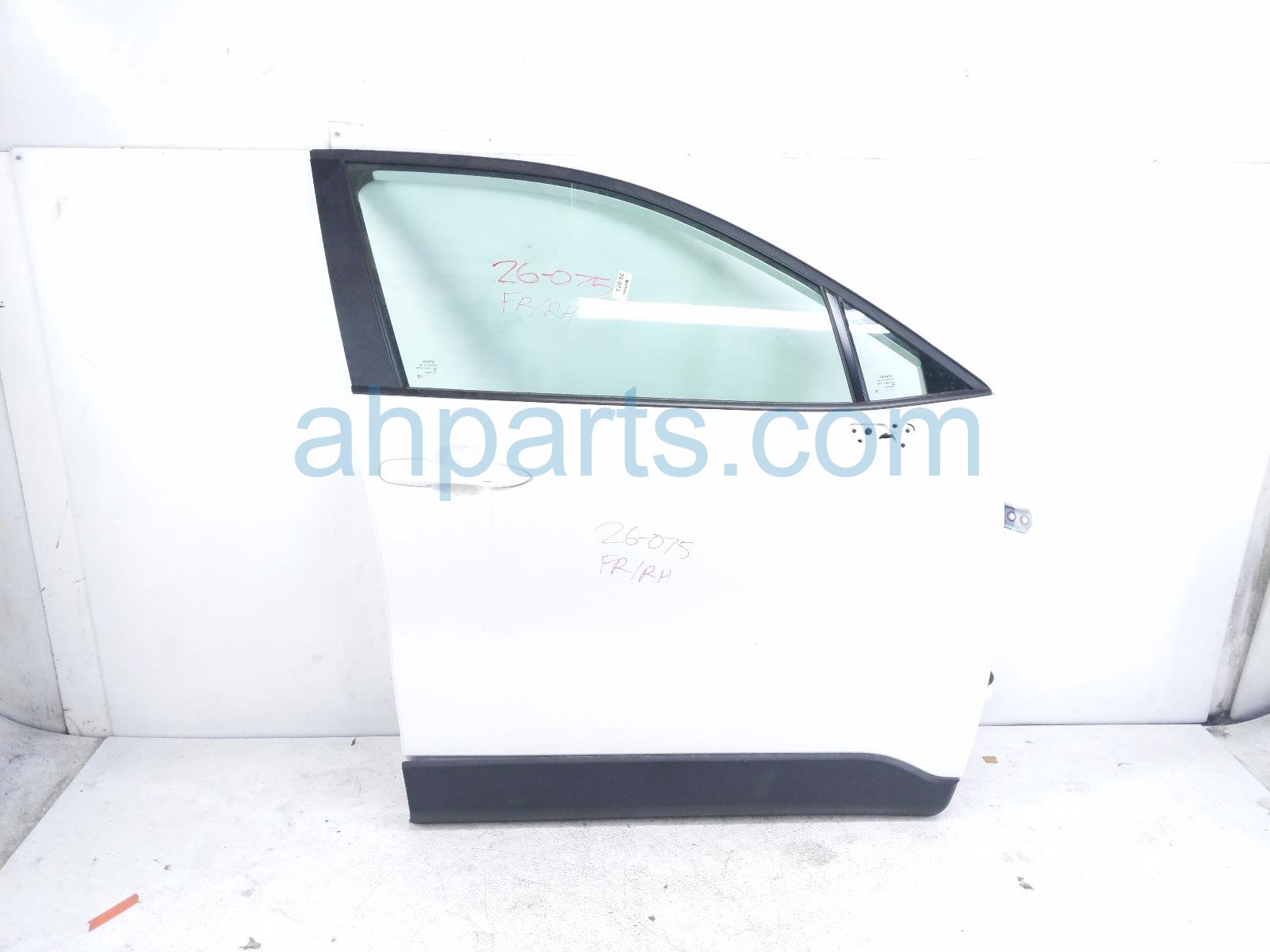 Toyota FR/RH DOOR - WHITE - NO MIRROR/TRIM