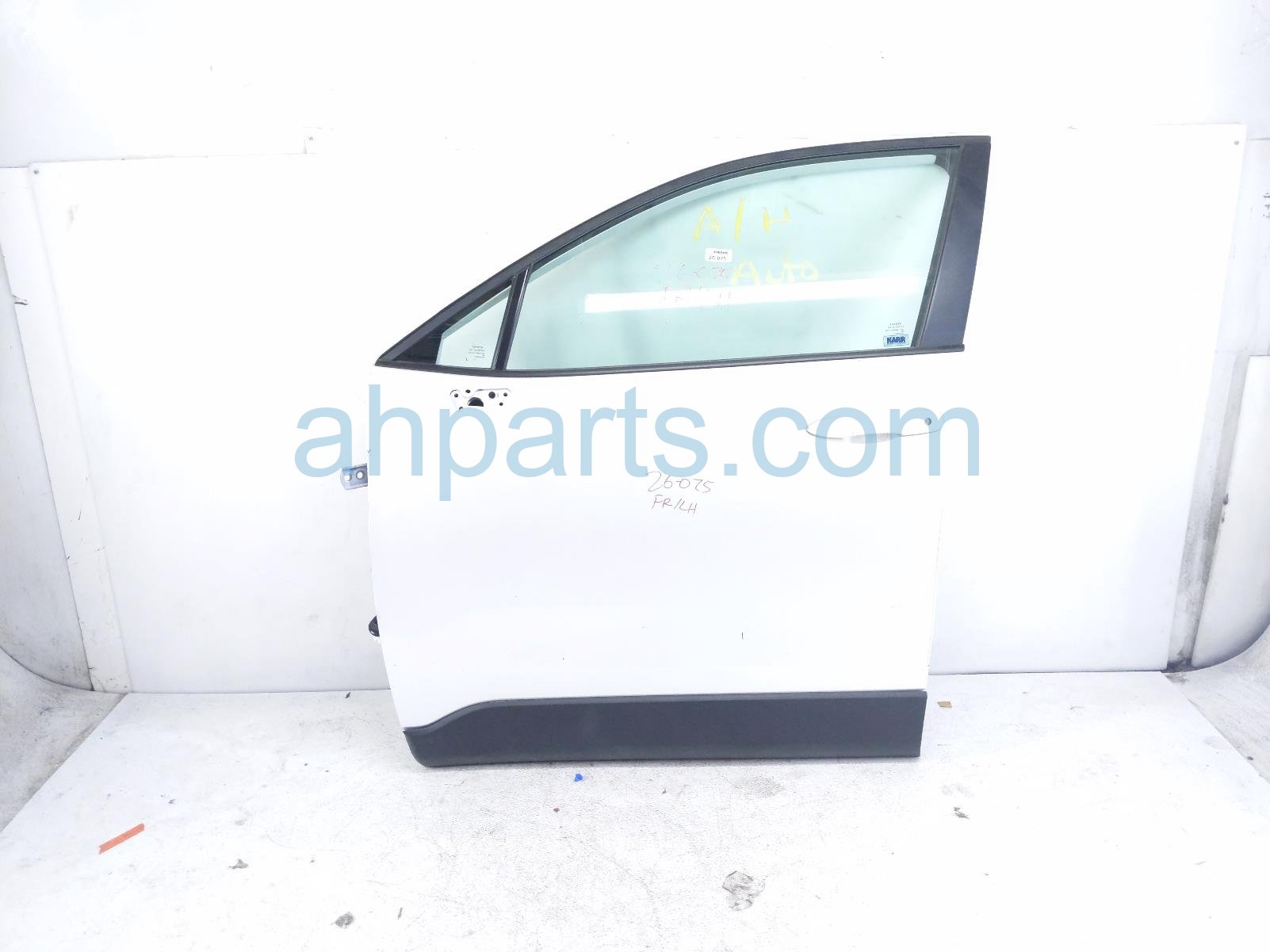 Toyota FR/LH DOOR - WHITE - NO MIRROR/TRIM*