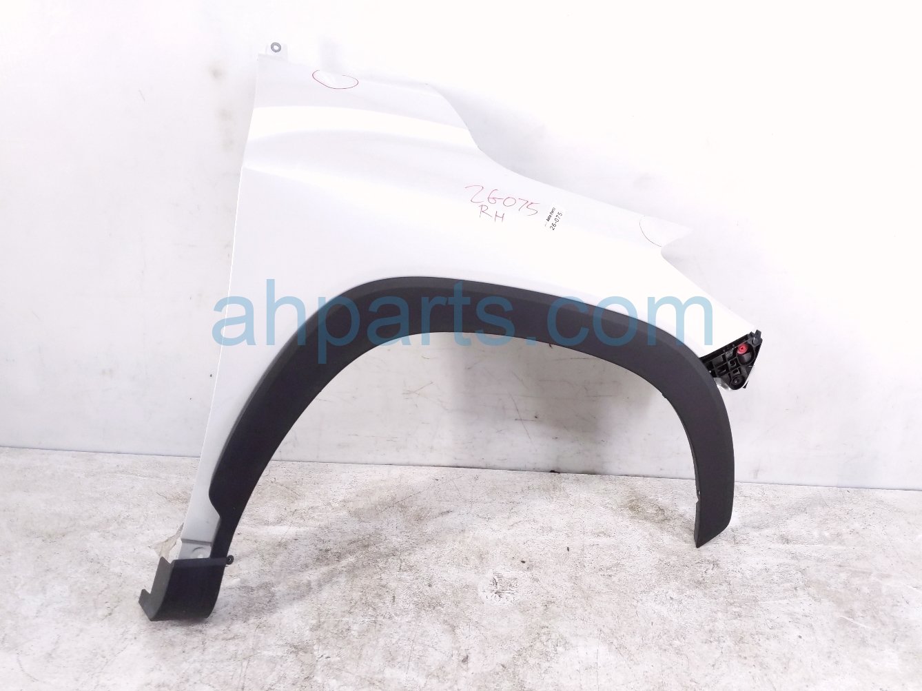 Toyota RH FENDER - WHITE *DENT/BEND