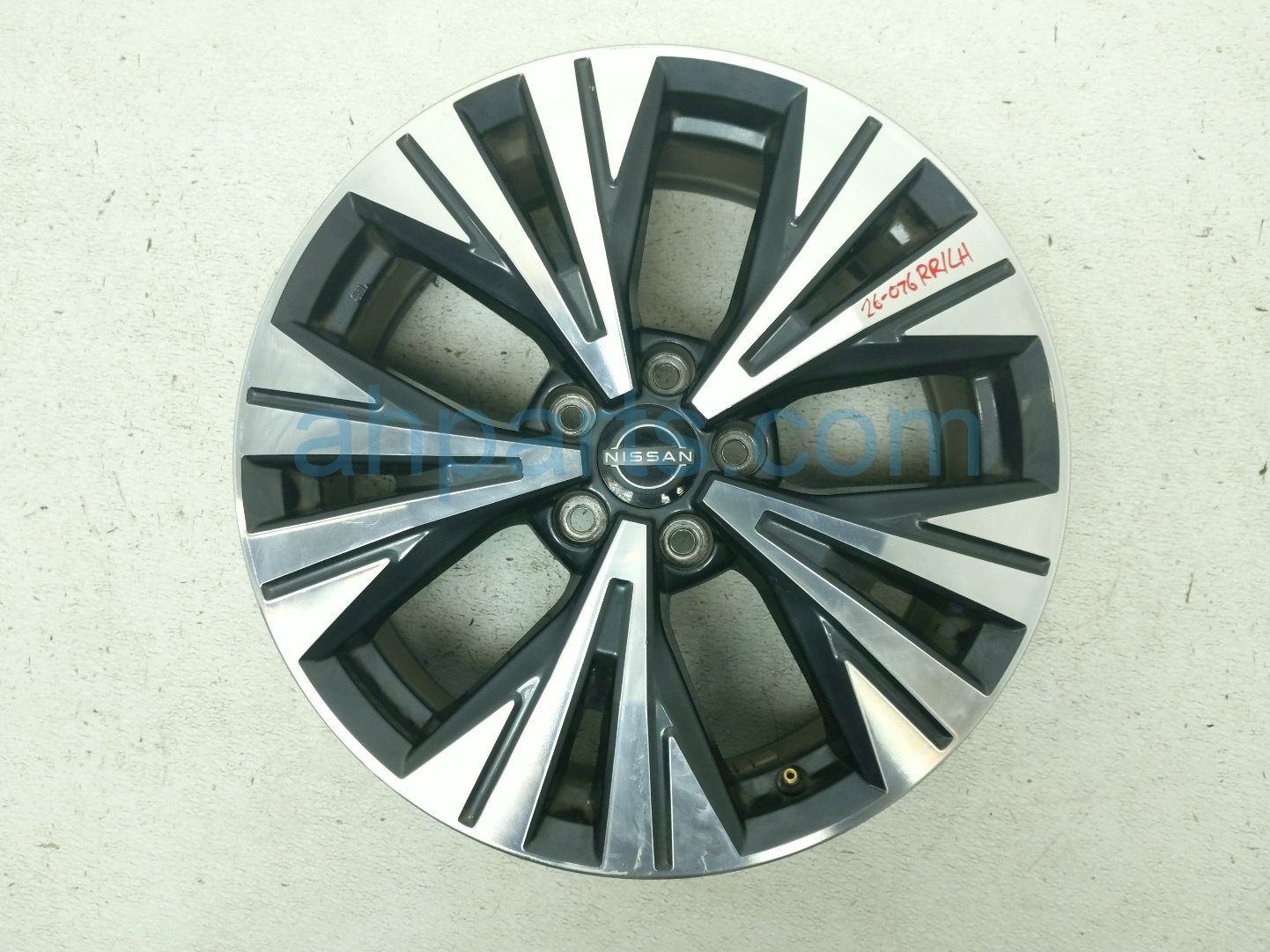 Nissan RR/LH WHEEL / RIM