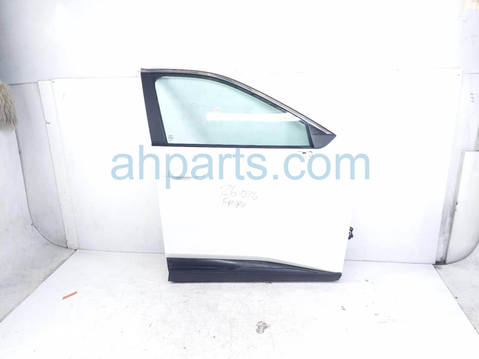 Nissan FR/RH DOOR - WHITE - NO MIRROR/TRIM Nissan FR/RH DOOR - WHITE - NO MIRROR/TRIM