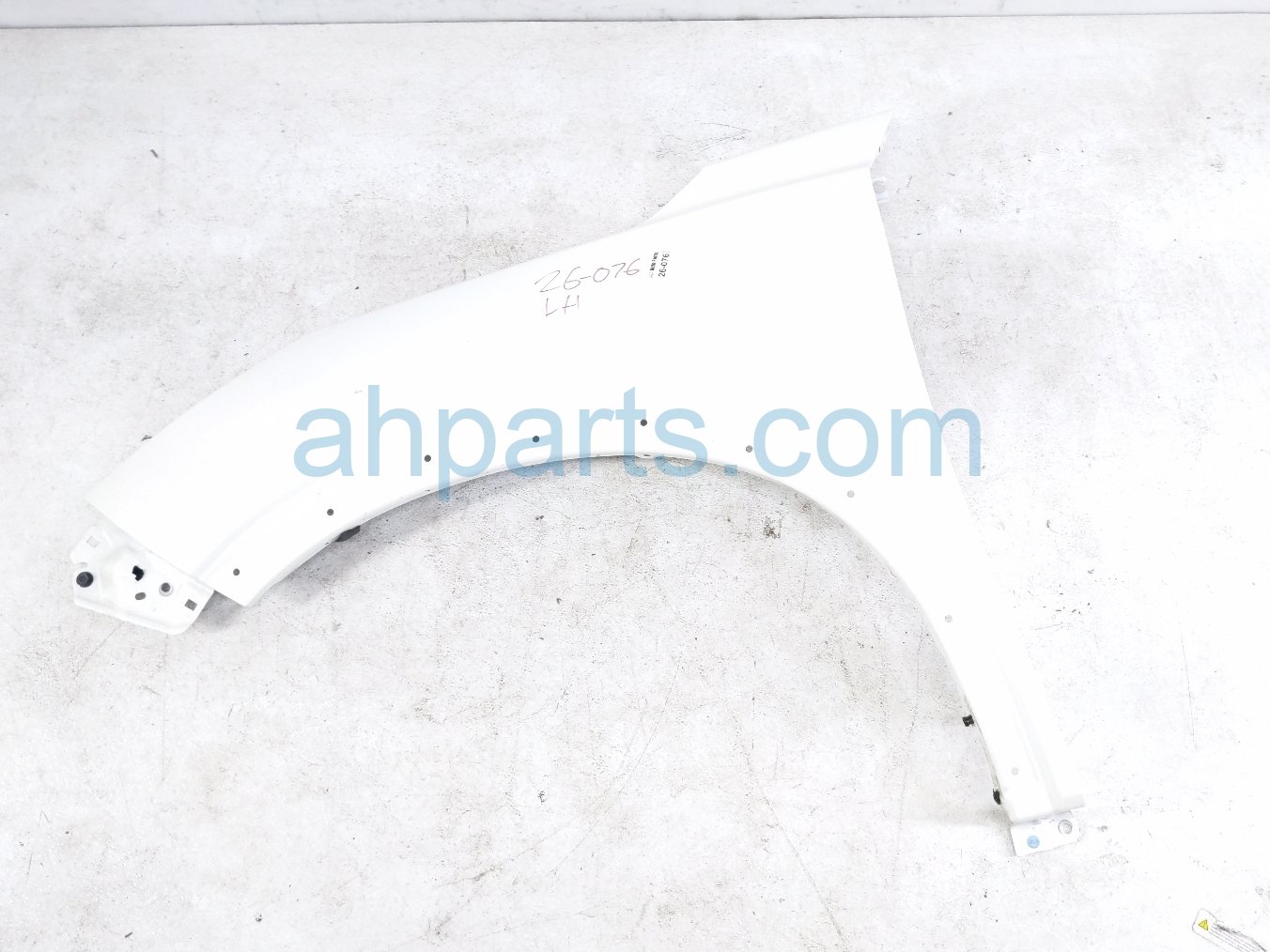 Nissan LH FENDER - WHITE