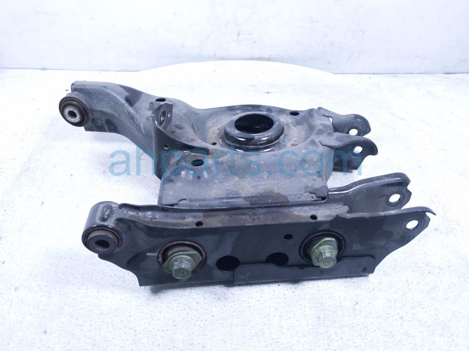 Nissan RR/LH SPRING SEAT LOWER CONTROL ARM