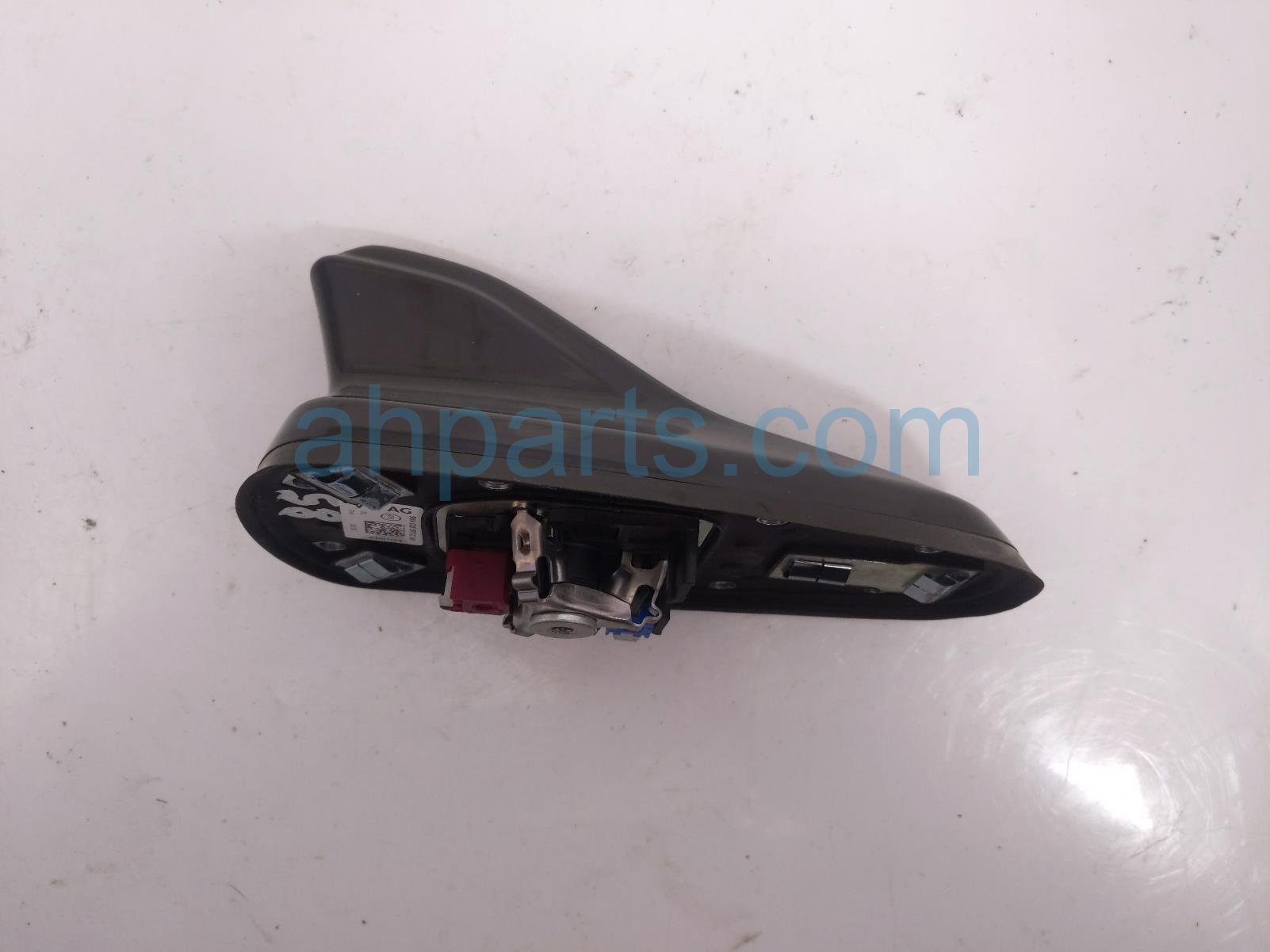 Volkswagen ANTENNA - ROOF MTD - SHARK FIN WHITE