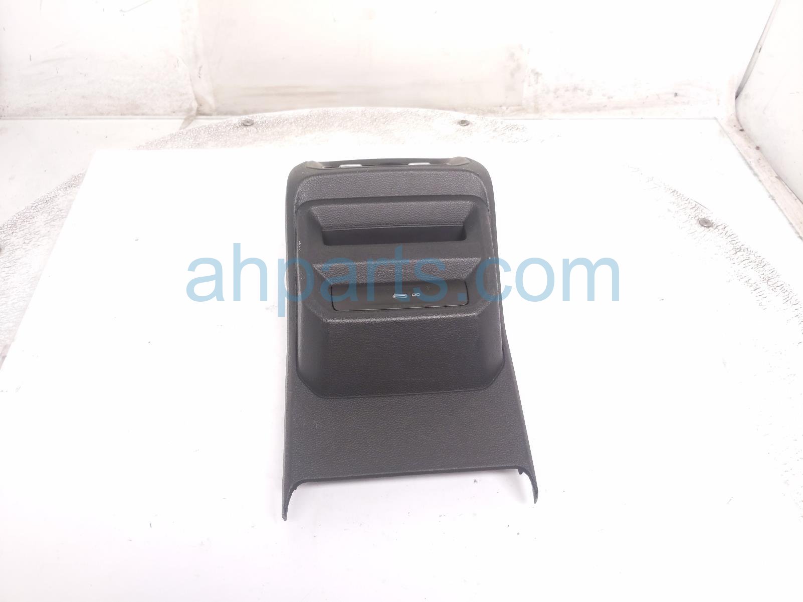 Volkswagen REAR CONSOLE TRIM PANEL W/USB -BLK