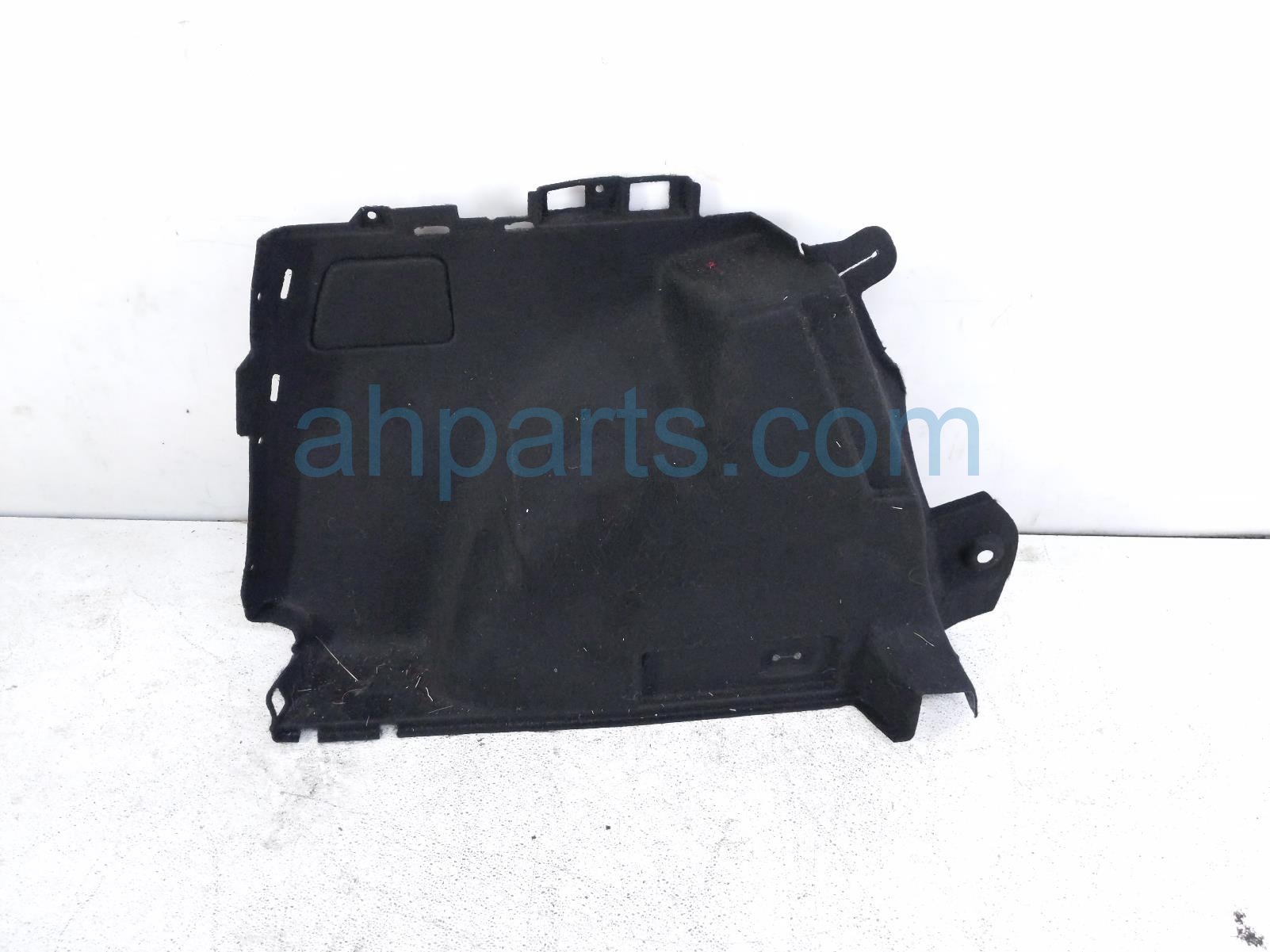 Volkswagen RR/LH QTR TRIM PANEL - BLK