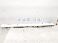 Lexus RH SIDE SKIRT / MOLDING - WHITE Lexus RH SIDE SKIRT / MOLDING - WHITE