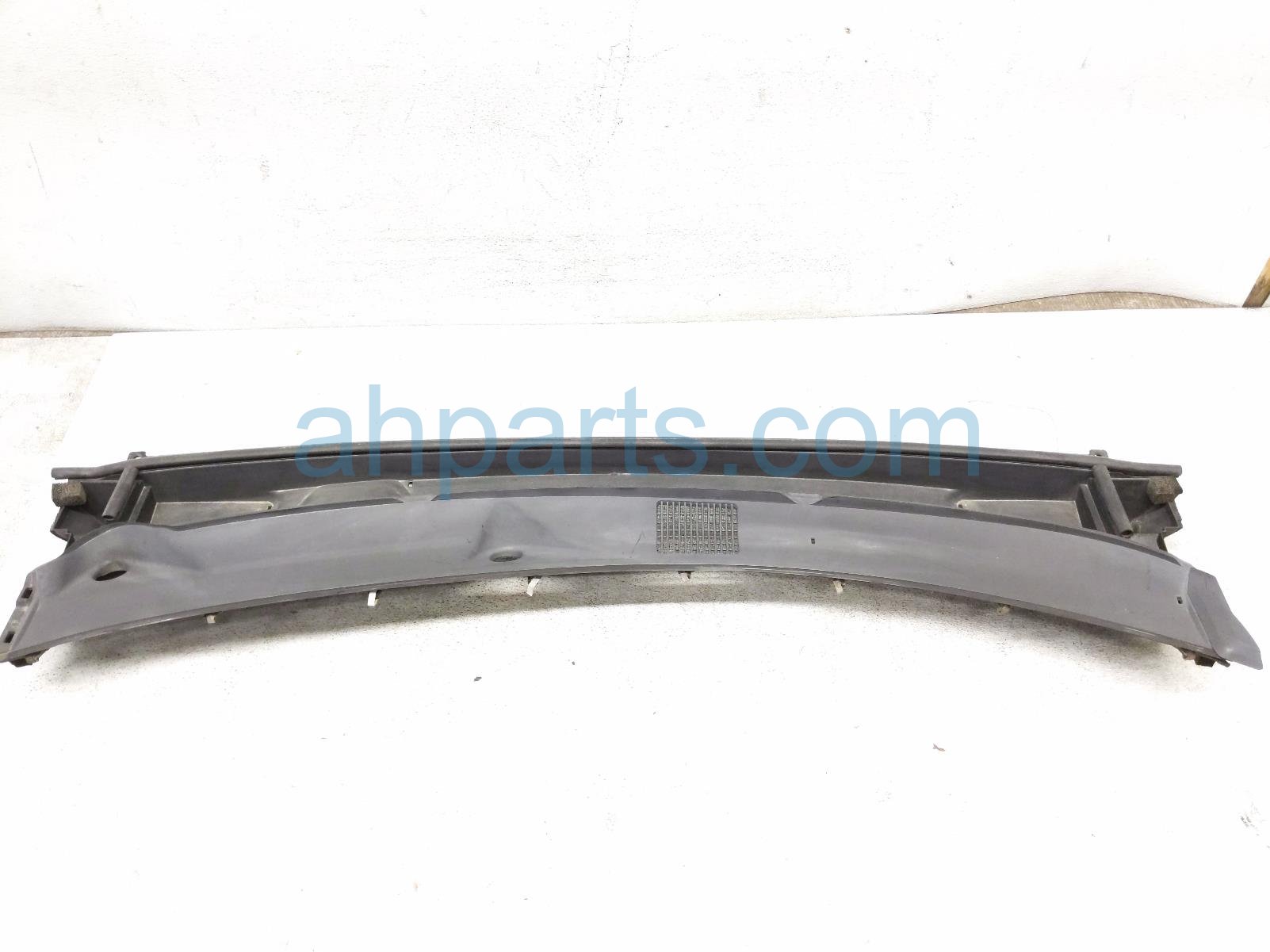 Driver WINDSHIELD COWL VENT GRILLE PANEL