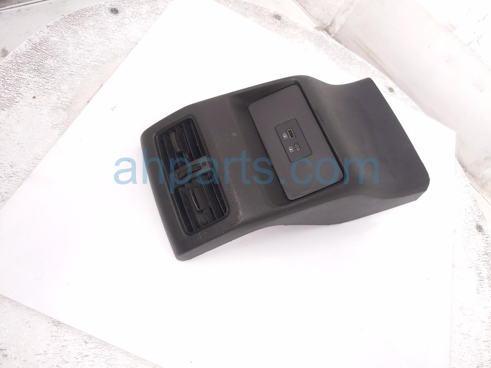 Nissan REAR CONSOLE TRIM W/VENTS USB -BLK