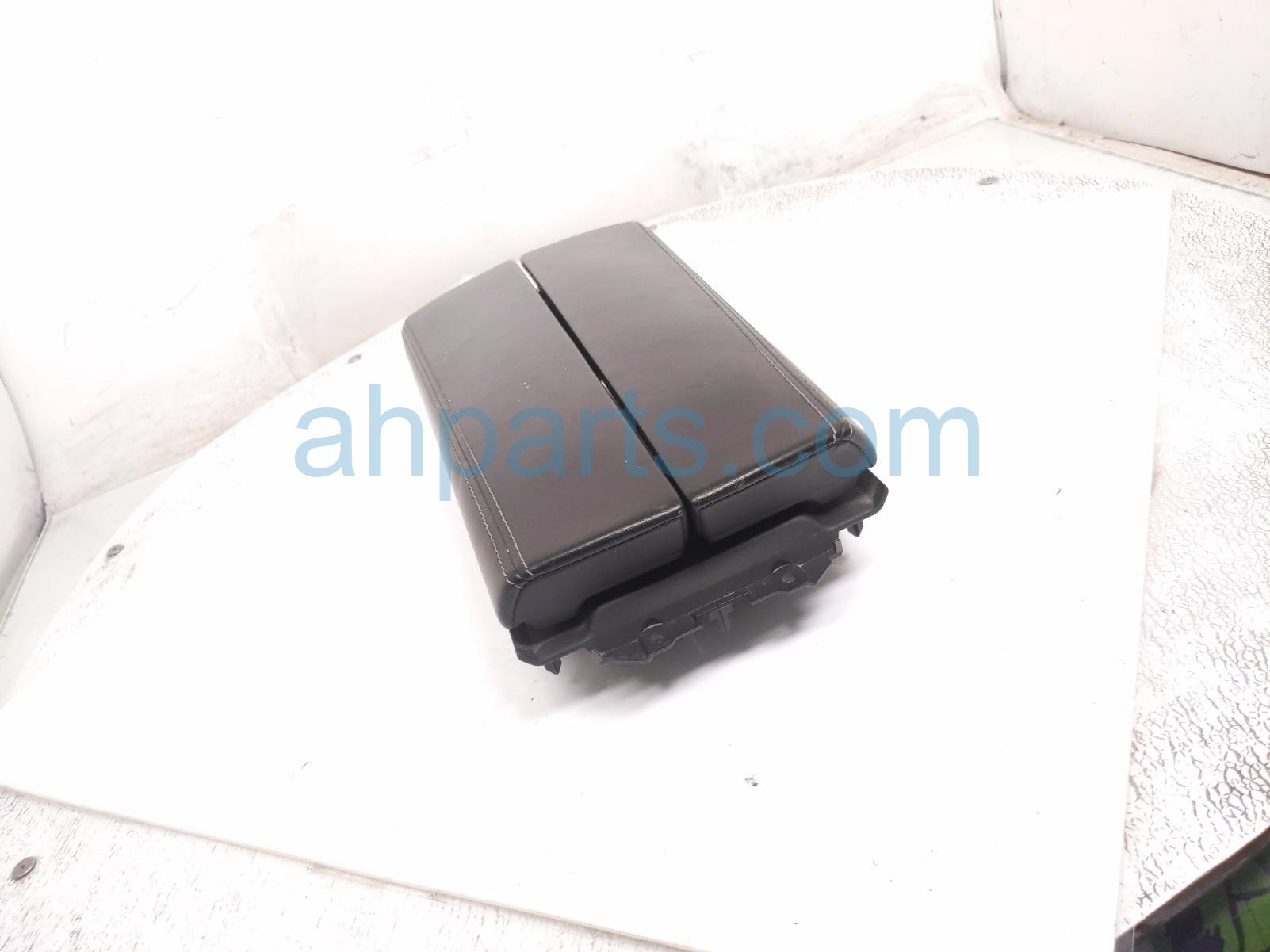 Nissan CENTER CONSOLE LID/ARMREST - BLACK