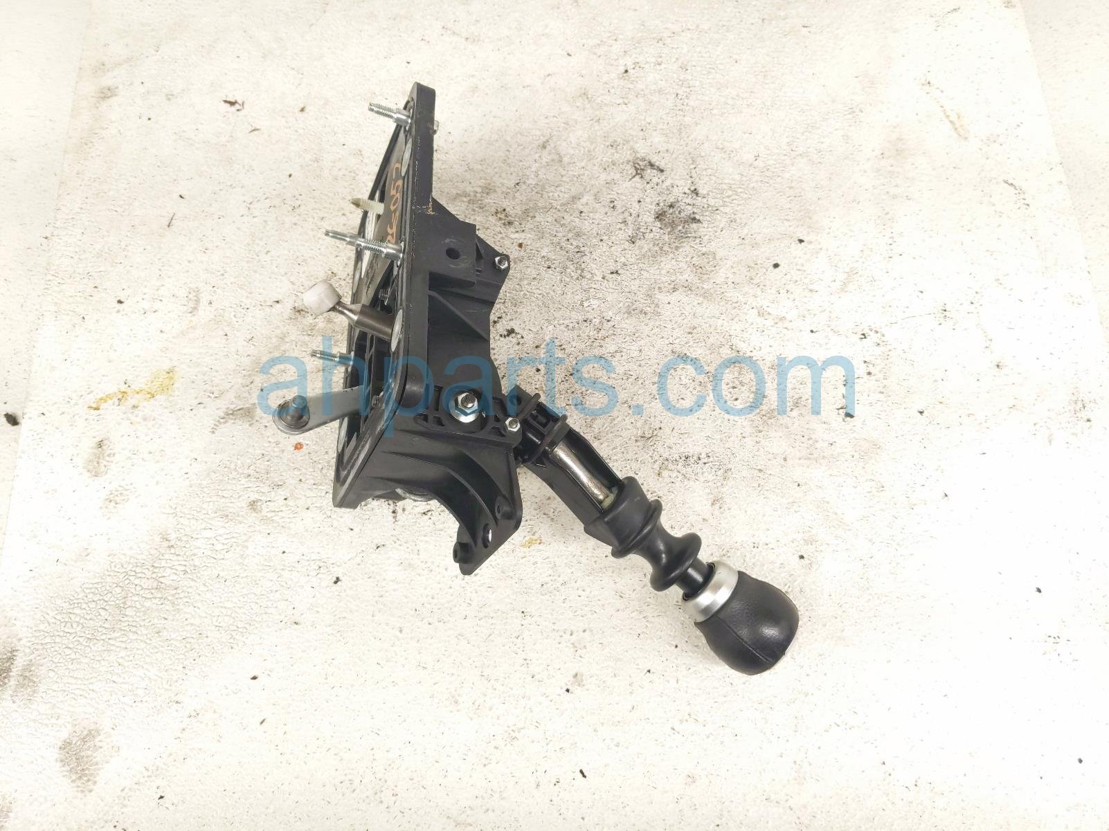 Subaru M.T FLOOR SHIFTER W/KNOB ASSY