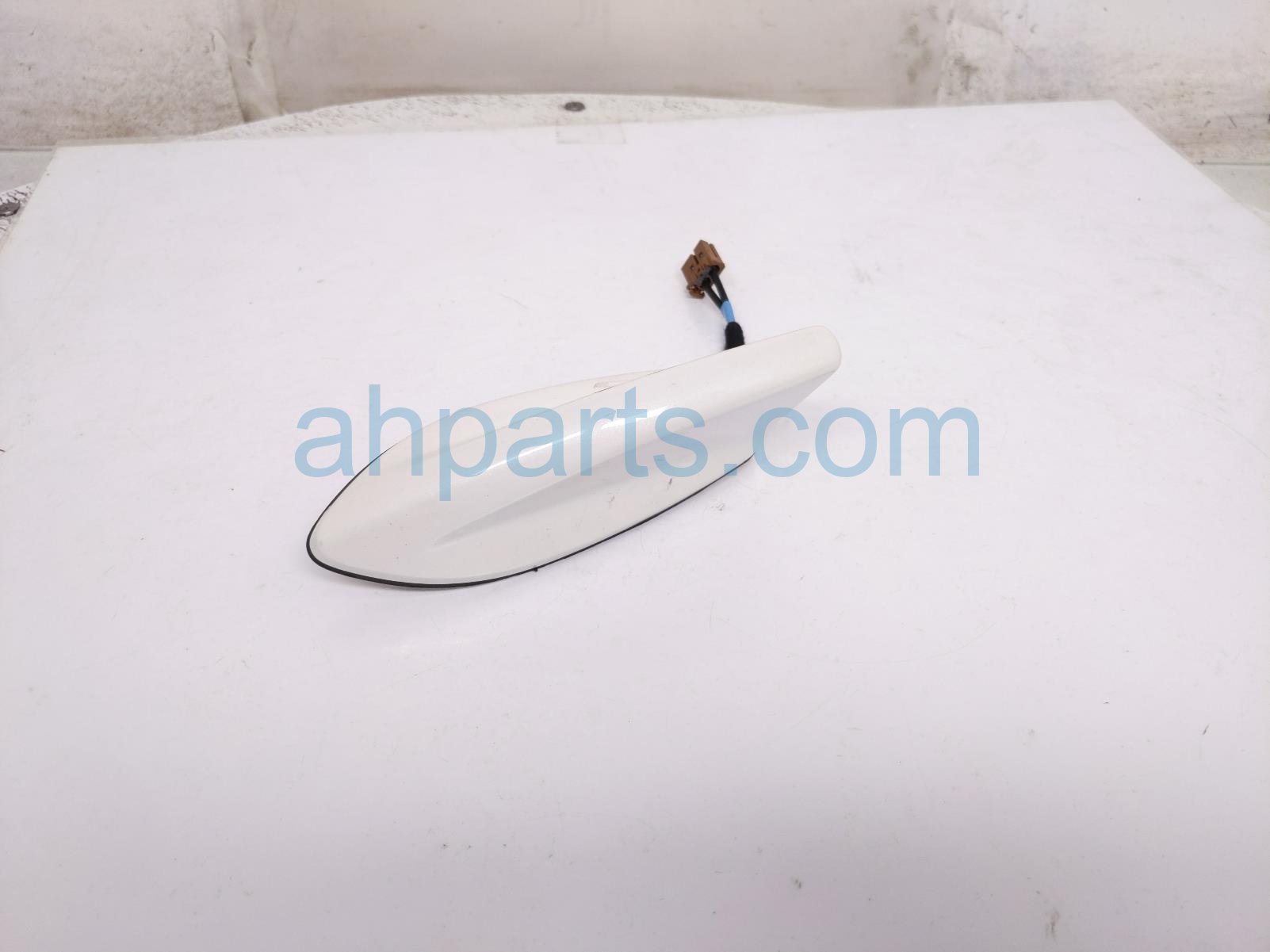 Nissan ANTENNA - ROOF MTD - SHARK FIN WHITE