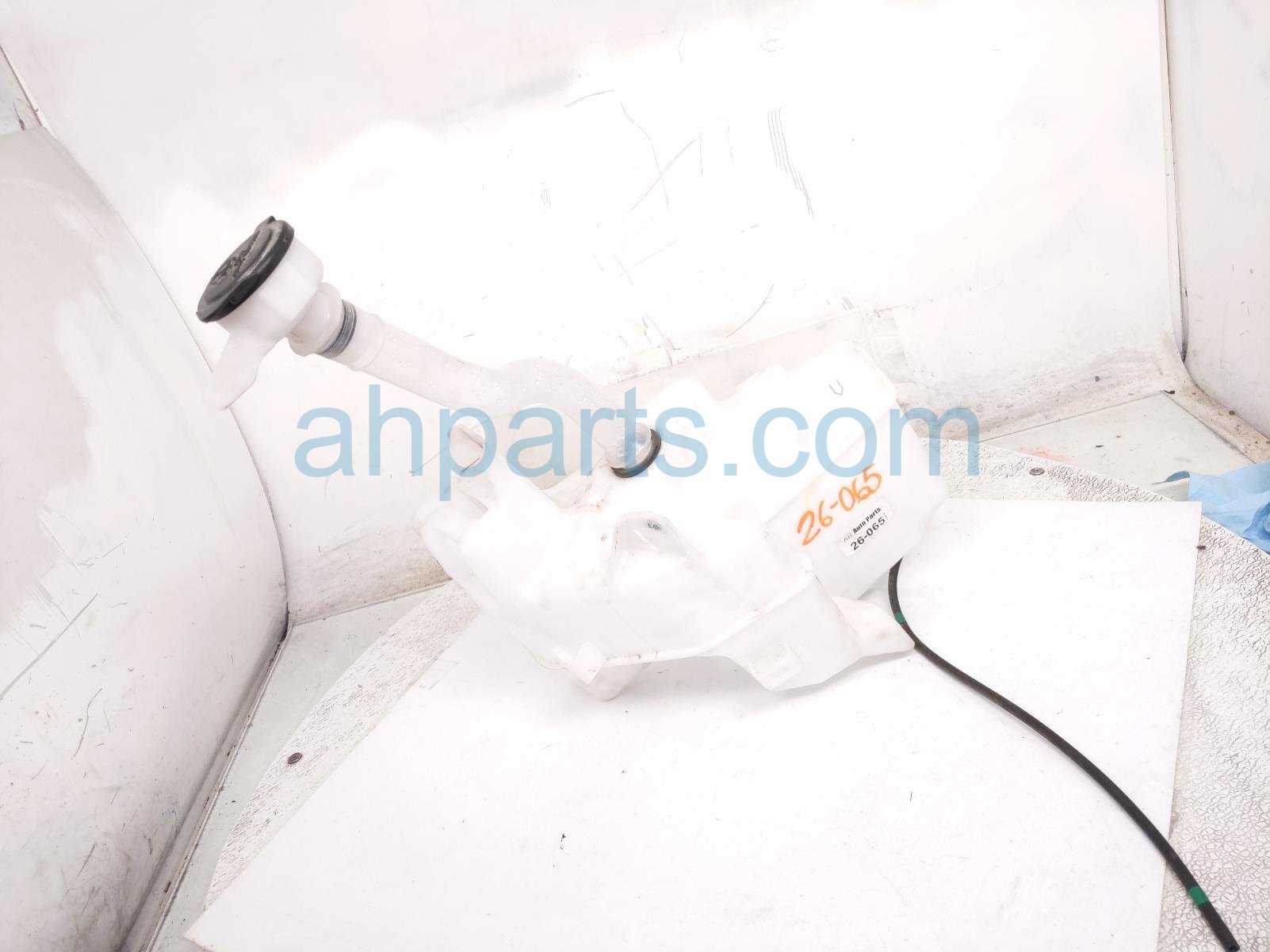 Toyota WINDSHIELD WASHER RESERVOIR W/PUMP