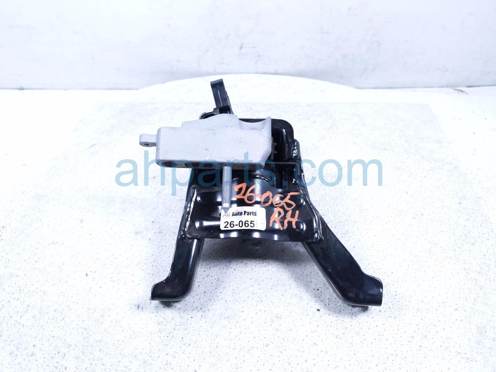 Toyota RH SIDE ENGINE MOUNT - 2.0L