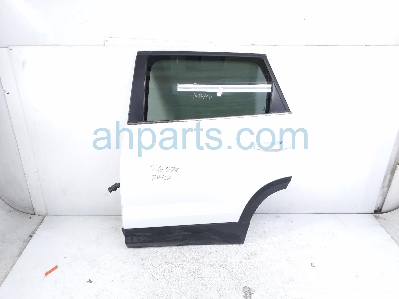 Volkswagen RR/LH DOOR - WHITE - NO INSIDE TRIM