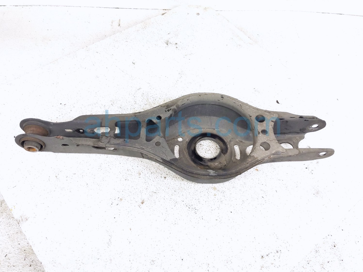 Lexus RR/LH SPRING SEAT LOWER CONTROL ARM