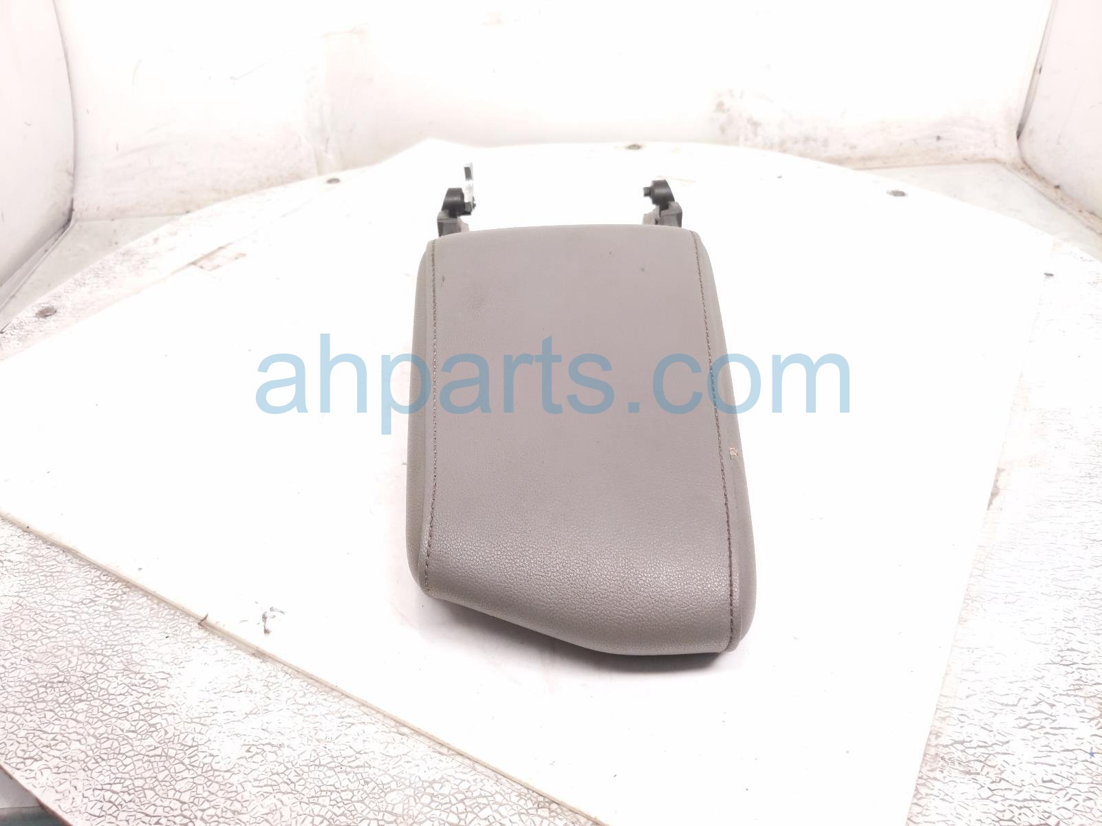 Volkswagen CENTER CONSOLE LID/ARMREST - GREY