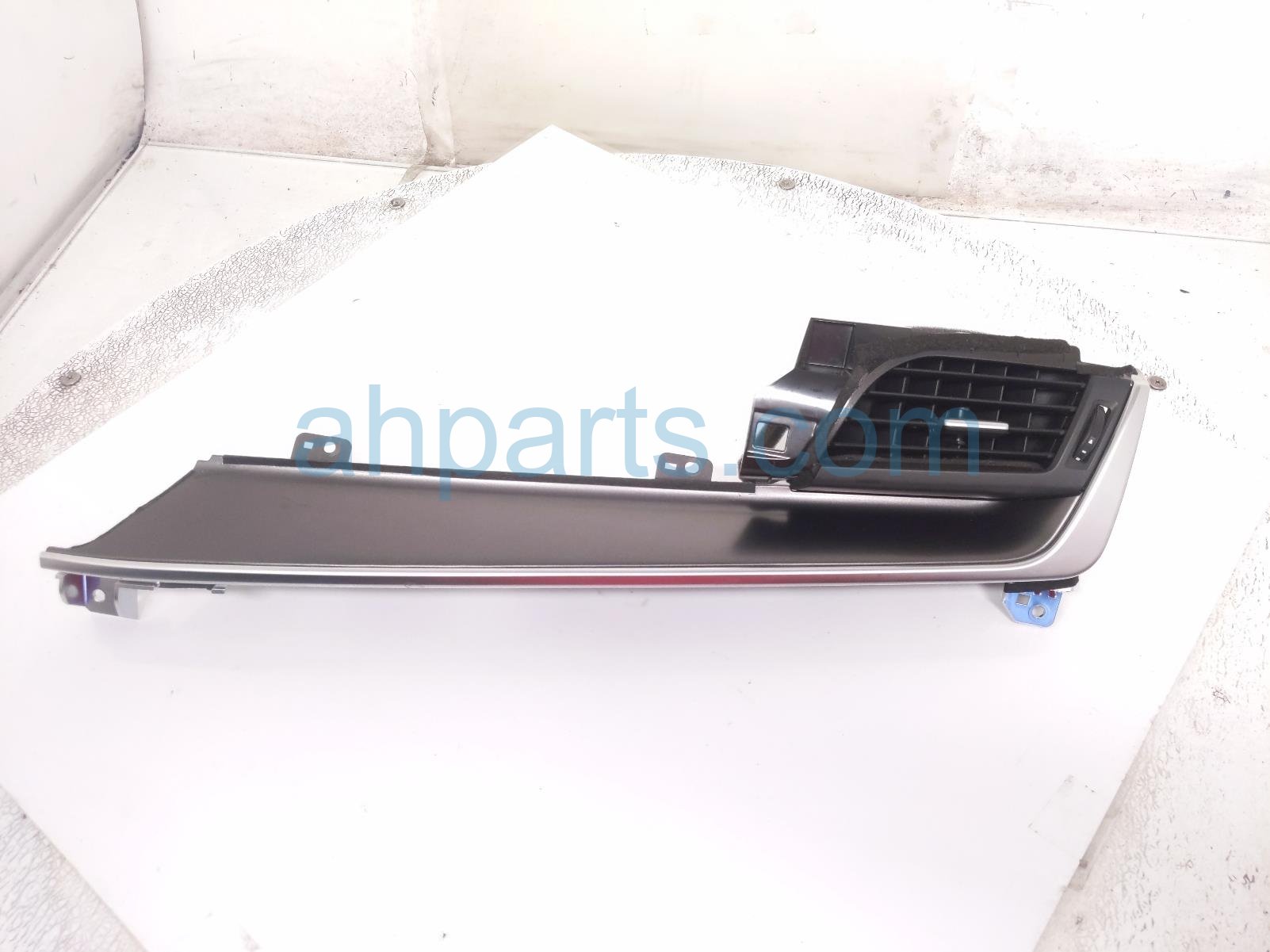 Nissan RH DASH AIR VENT W/TRIM - BLK