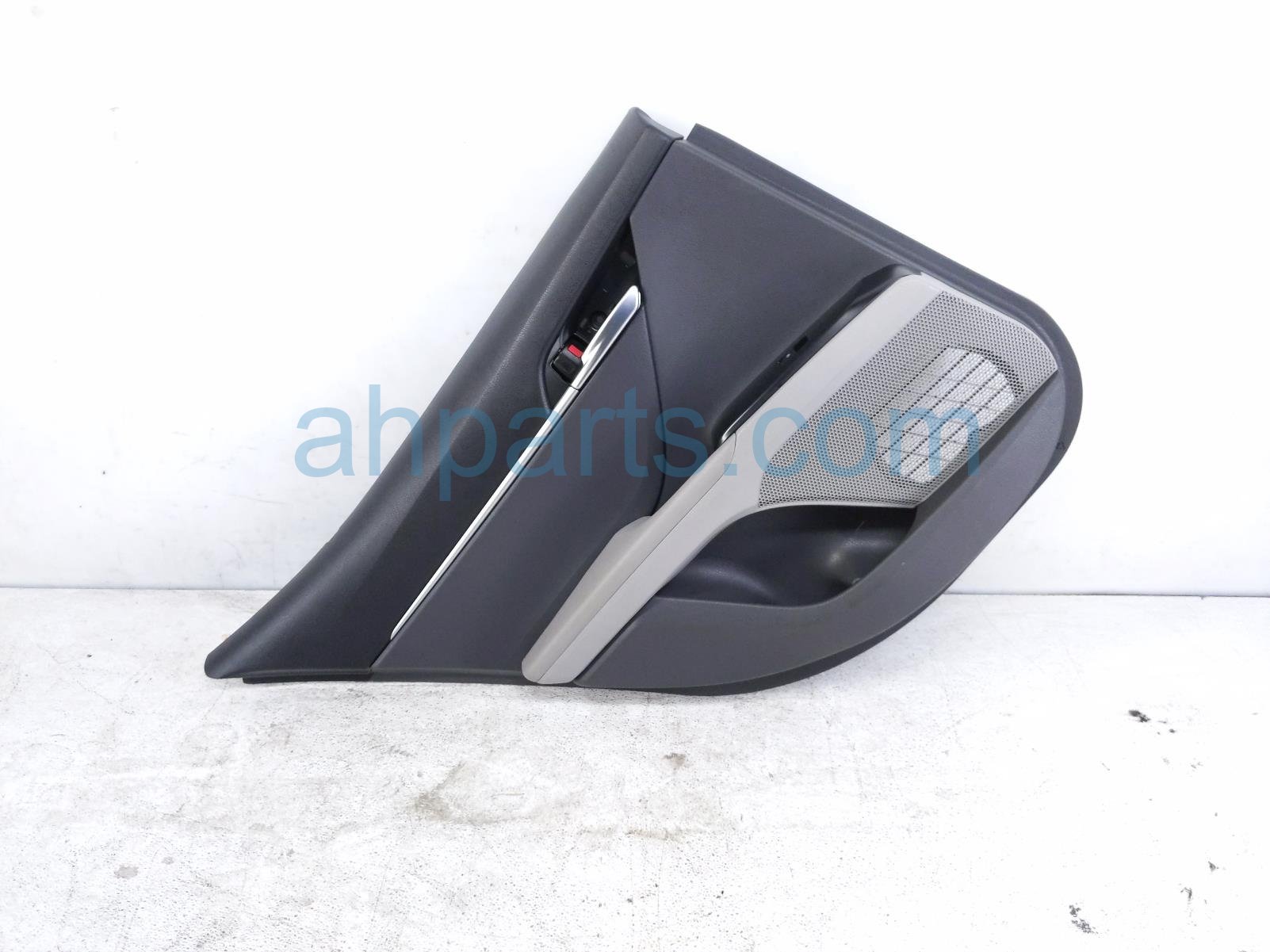 Toyota RR/LH INTERIOR DOOR PANEL - GREY Toyota RR/LH INTERIOR DOOR PANEL - GREY