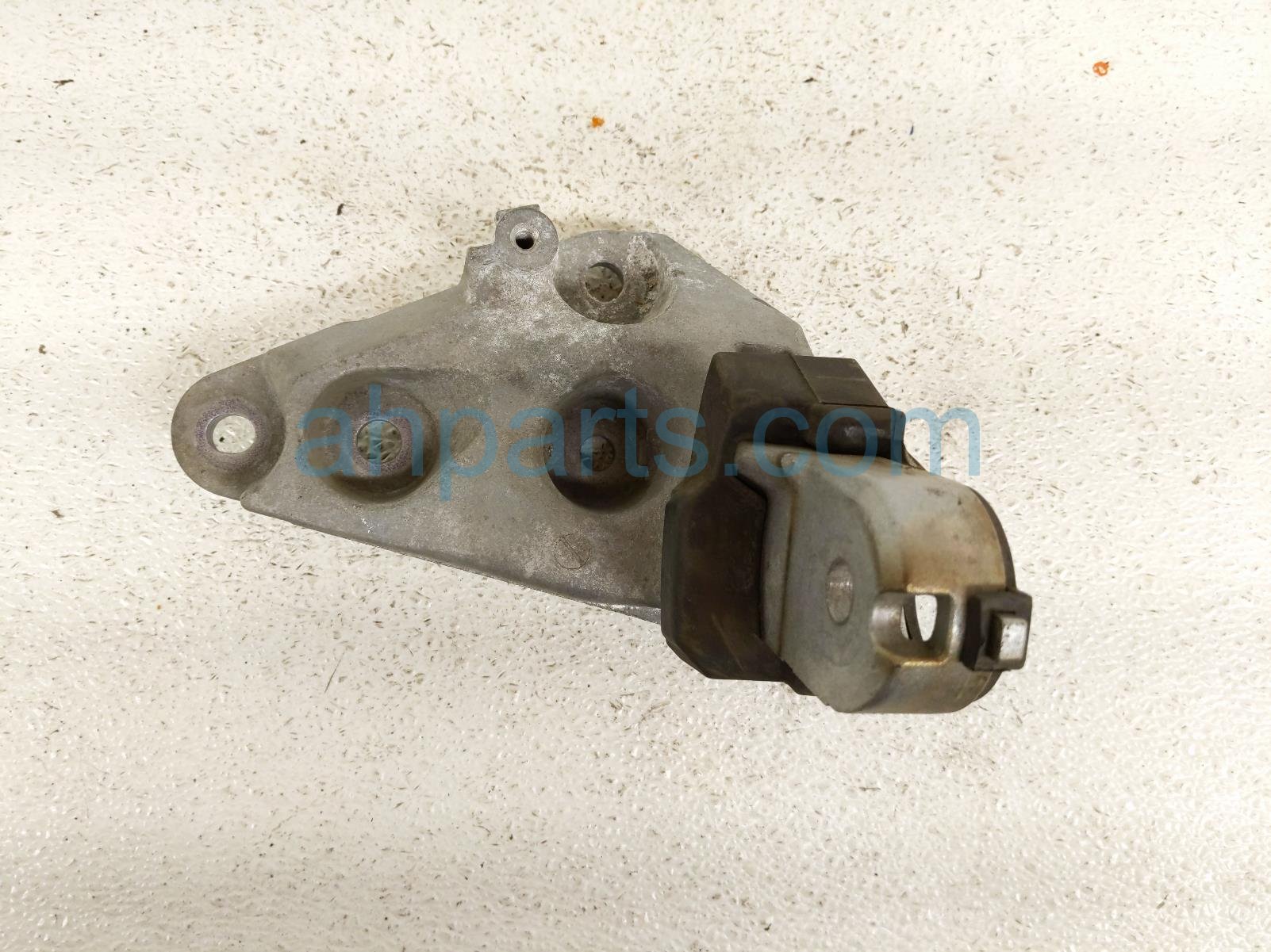 $49 Toyota RH REAR ENGINE MOUNT BRKT-2.5L