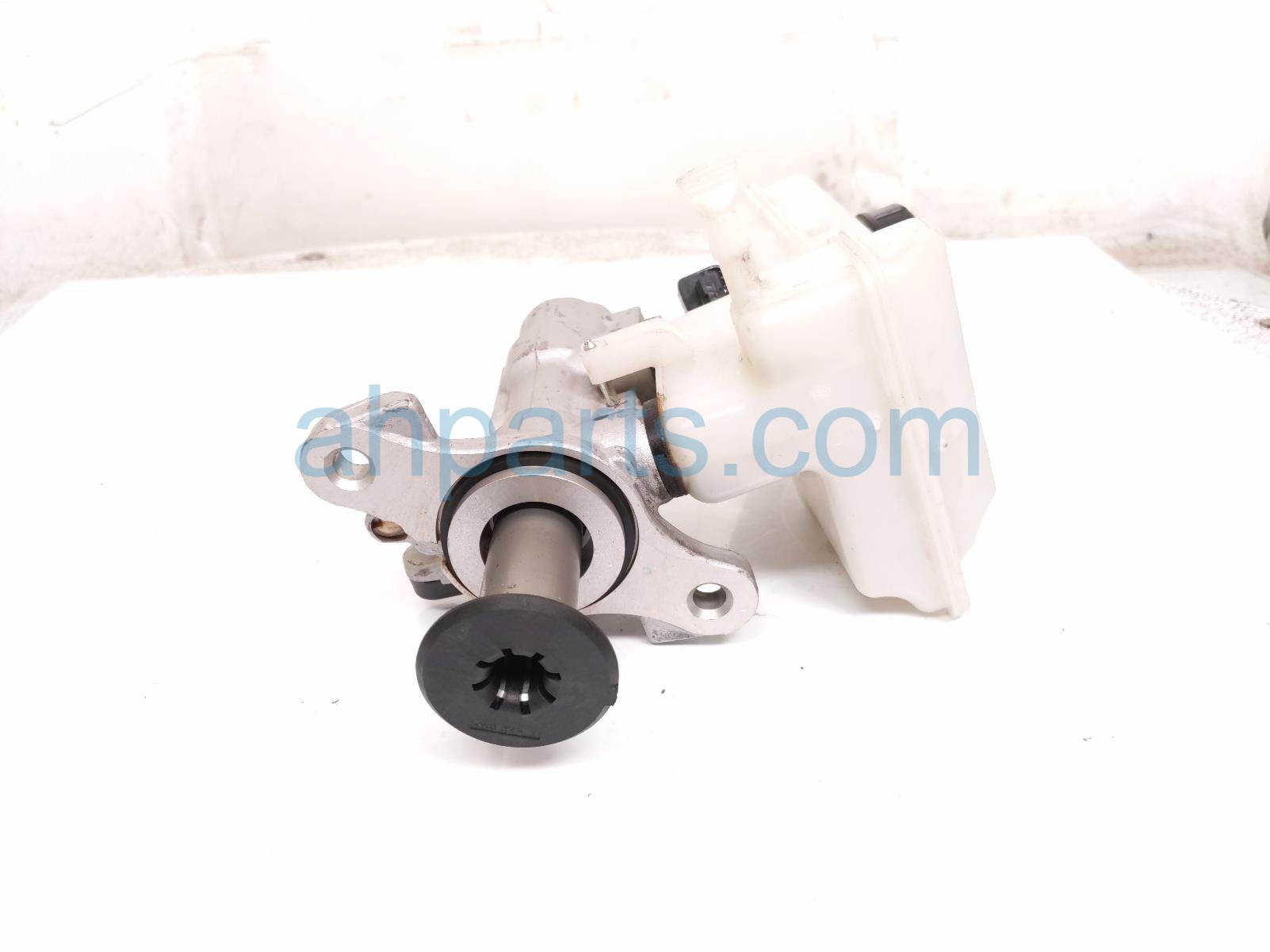 Volkswagen BRAKE MASTER CYLINDER W/RESERVOIR