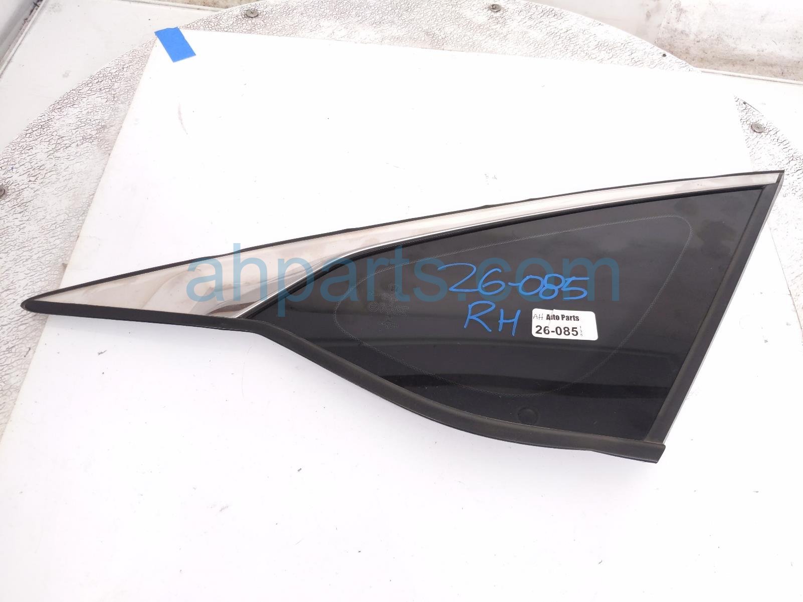 Honda RH QUARTER WINDOW GLASS