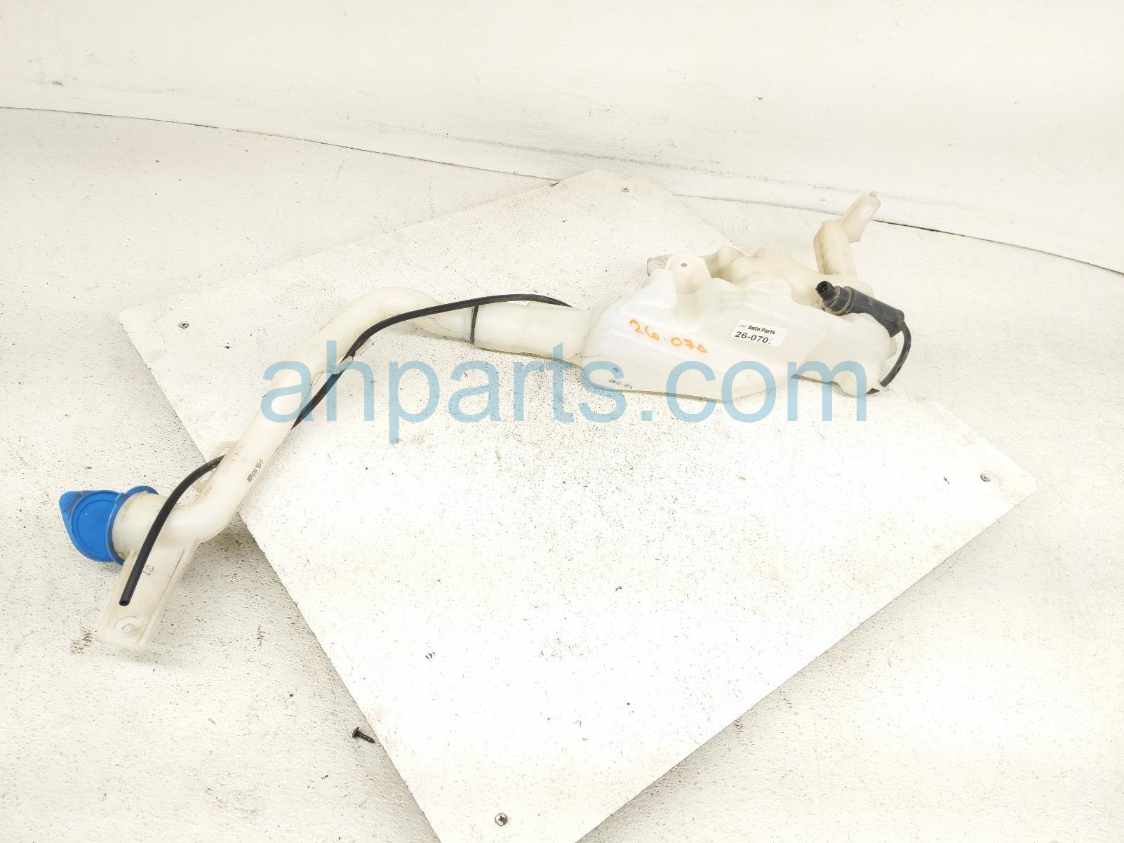 Honda WINDSHIELD WASHER RESERVOIR W/PUMP