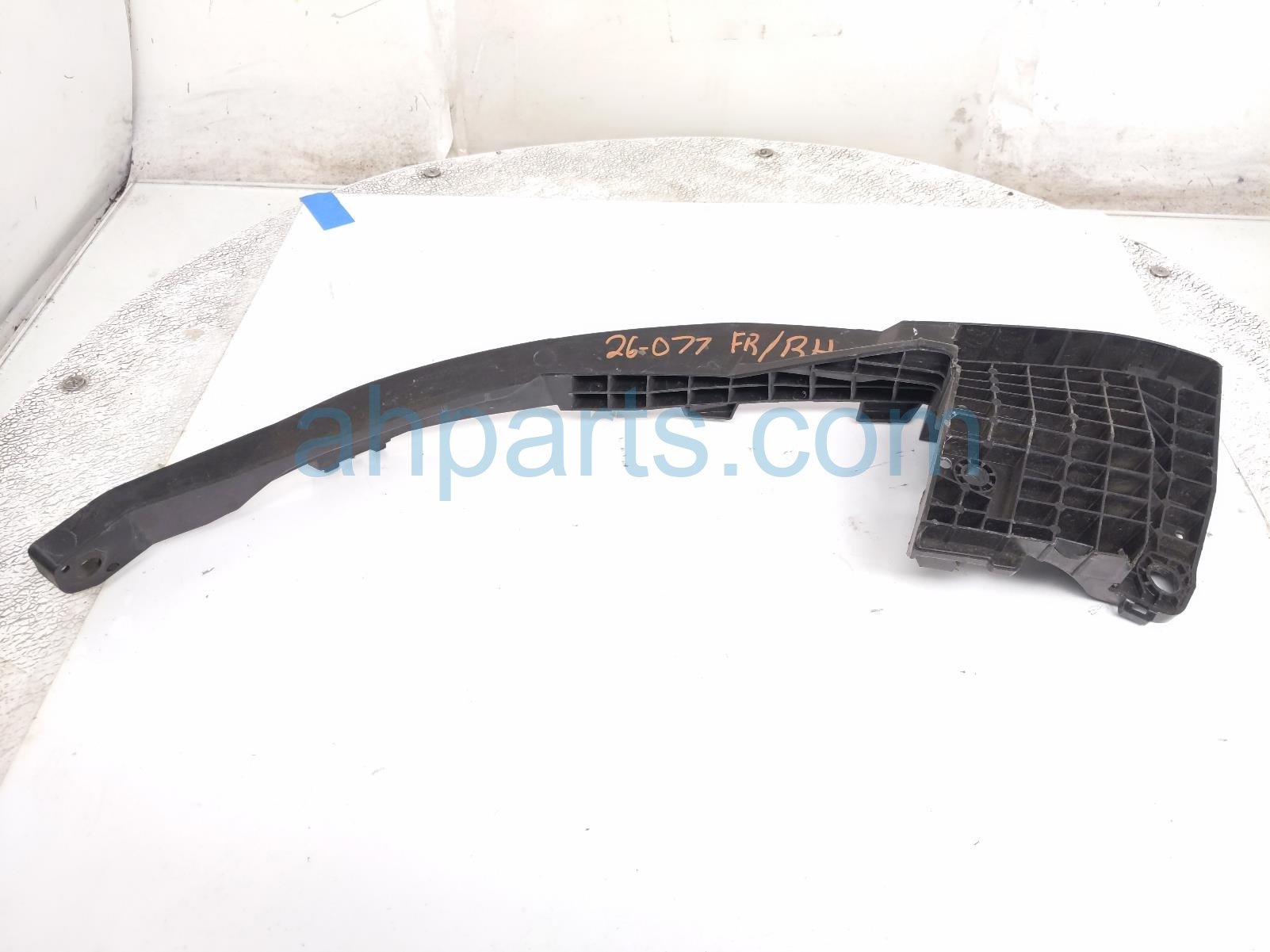 Honda FR/RH HEADLIGHT MOUNT BRACKET